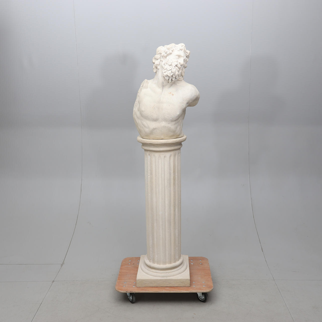 BUSTE med PIEDESTAL, kunstpulp, „Laokoon“, nutidig.