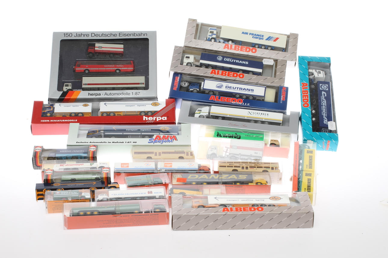 MODELLBILAR cirka 27 stycken. Alla utom en i originalkartong. Många svenska förebilder.