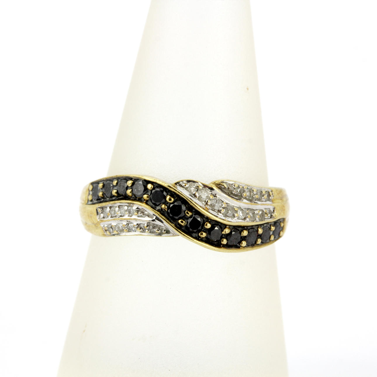 9CT WHITE AND BLACK CROSSOVER RING.