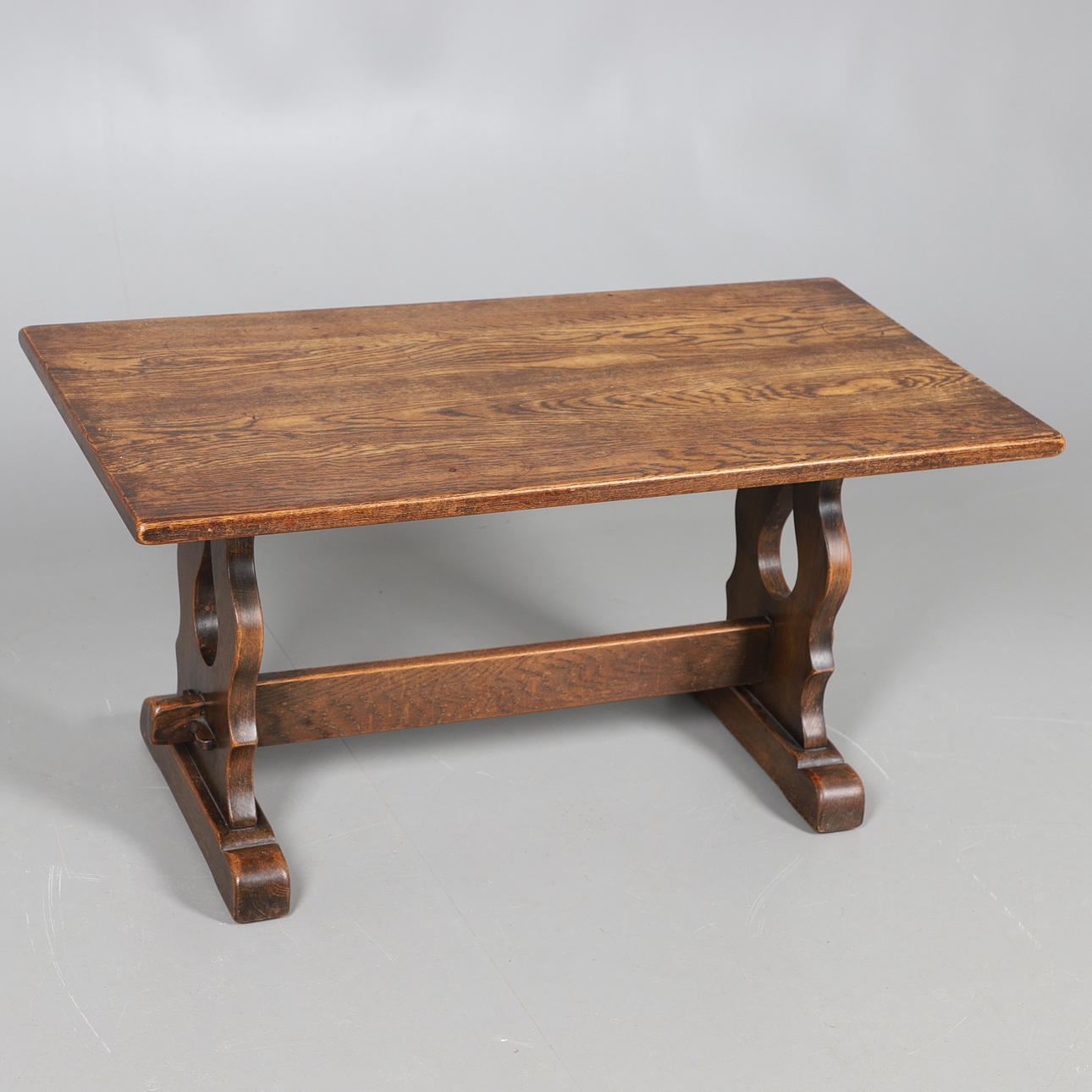 AN OAK LOW COFFEE TABLE.
