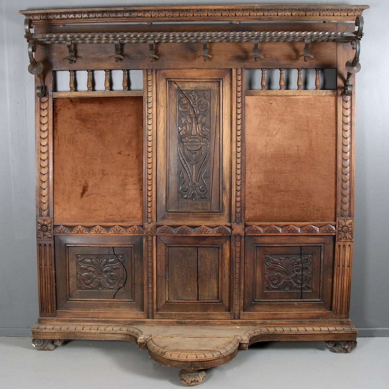 KLÄDESHÄNGARE, ek samt smidesjärn, från Hotel Knaust i Sundsvall. Sekelskiftet 18-1900.