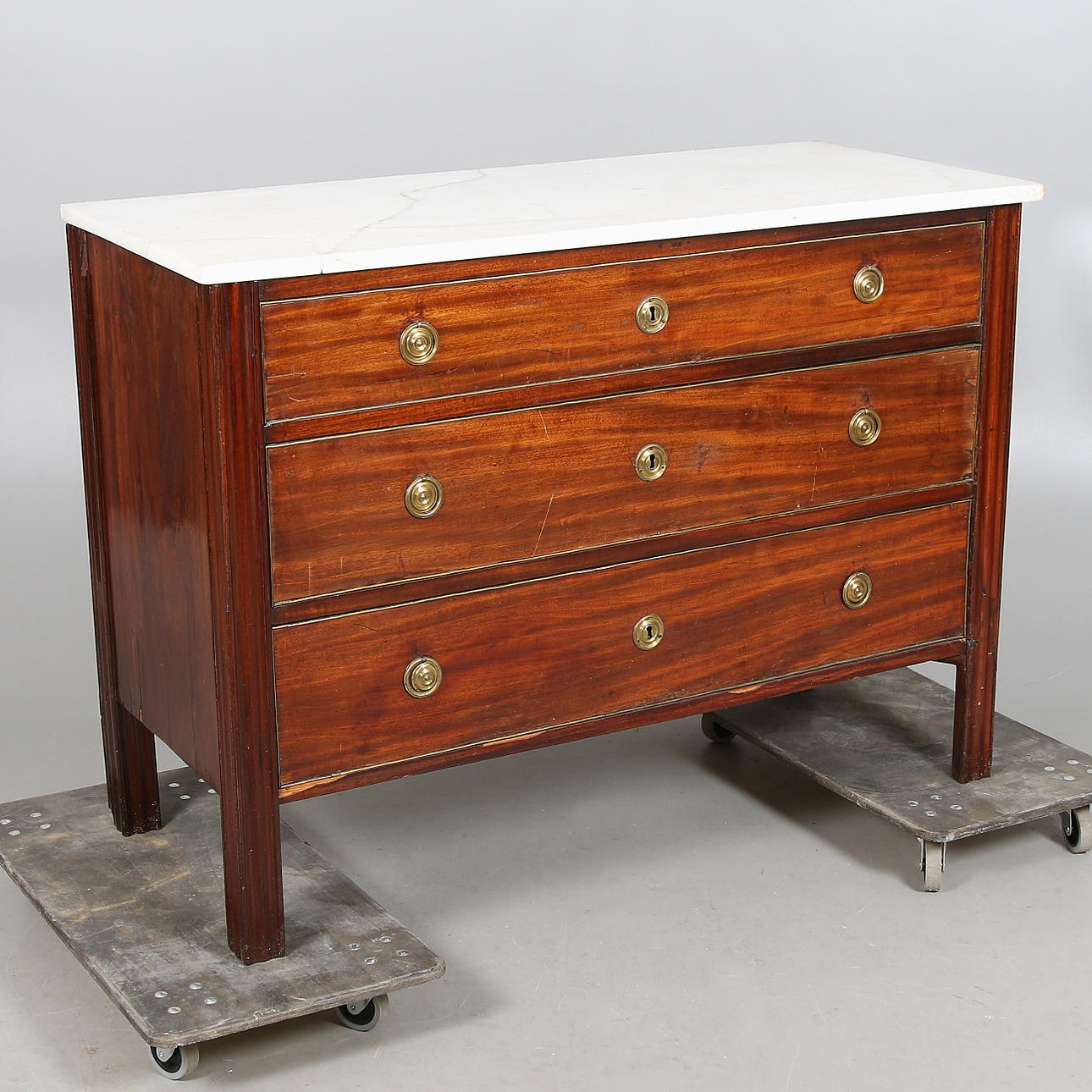 BYRÅ, med vit marmorskiva, sengustaviansk. 1800-talets första hälft.