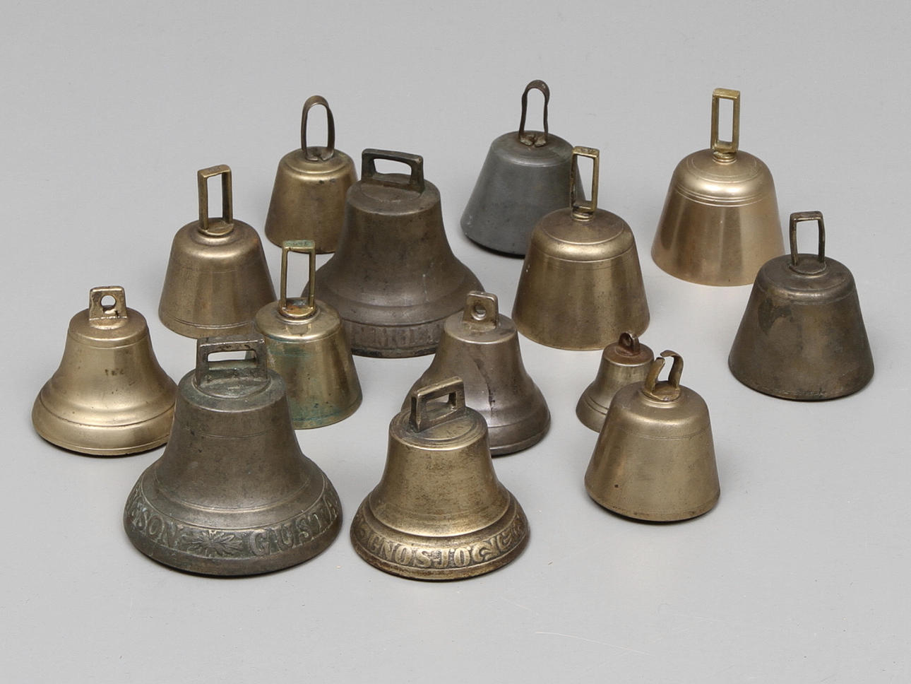 KLOCKOR, 14 st, bl.a. malm.