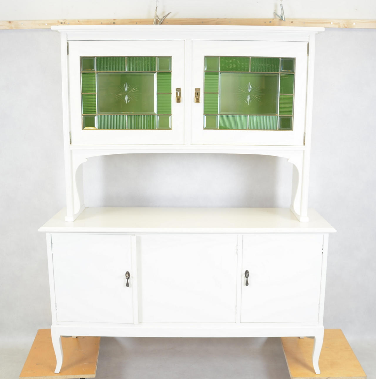 SKÄNK MED VITRINÖVERDEL, vitmålad, 1900-talets första hälft.