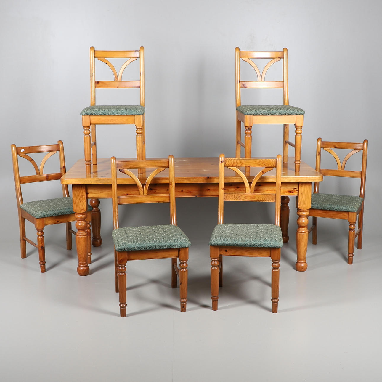 A MODERN PINE KITCHEN TABLE AND SIX CHAIRS.