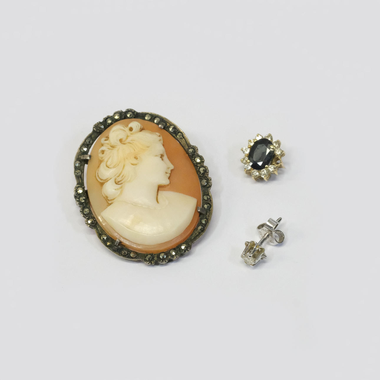 TWO GOLD PIECES, 18K AND CAMEL BROOCH, SILVER.