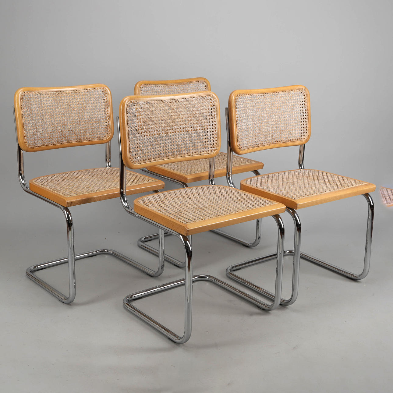 4 stole, Bauhaus stil, stål, træ og rotting.