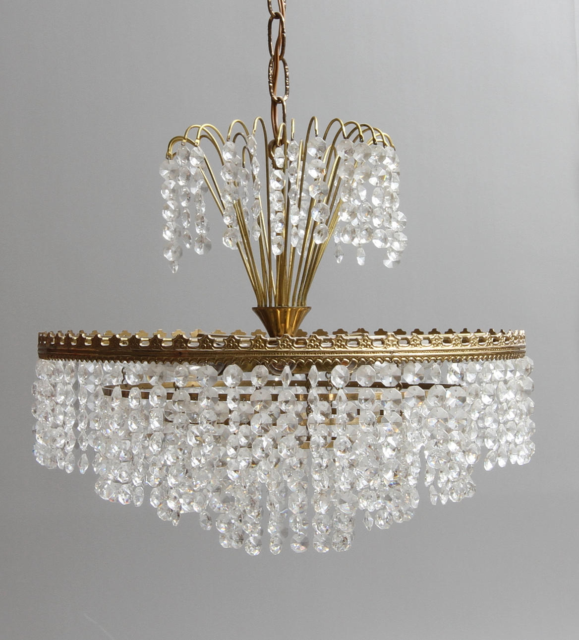 TAKLAMPA, behängd med prismor, 1900-tal.