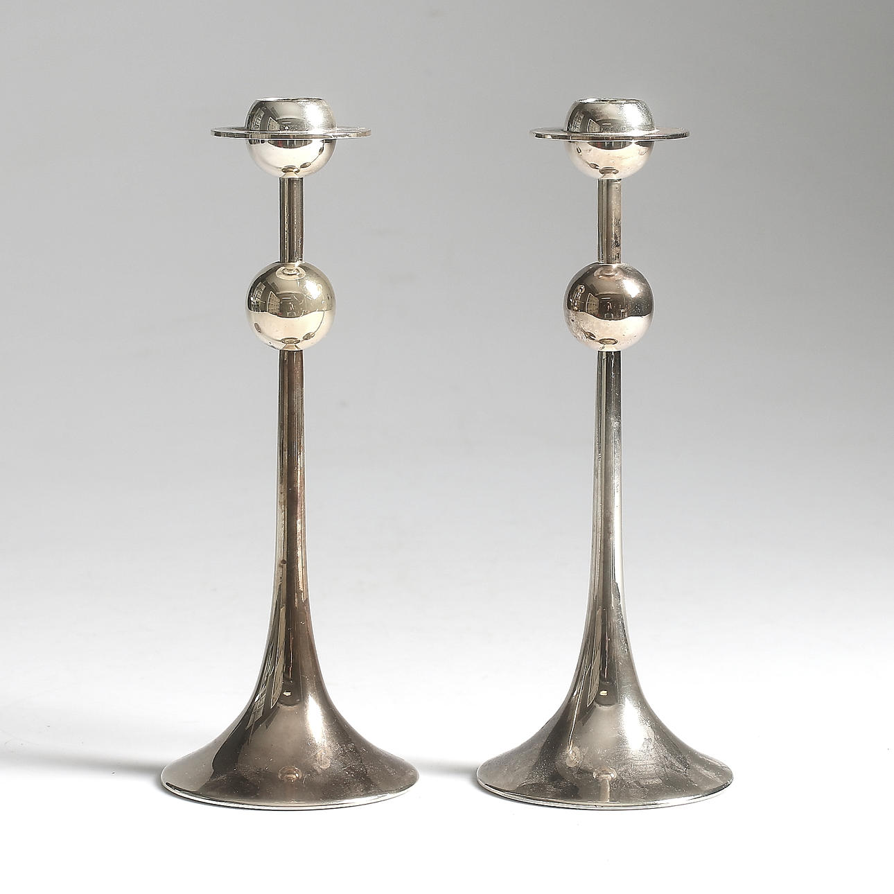 LJUSSTAKAR, ett par, nysilver, "Saturnus", Kjell Engman, Gense.