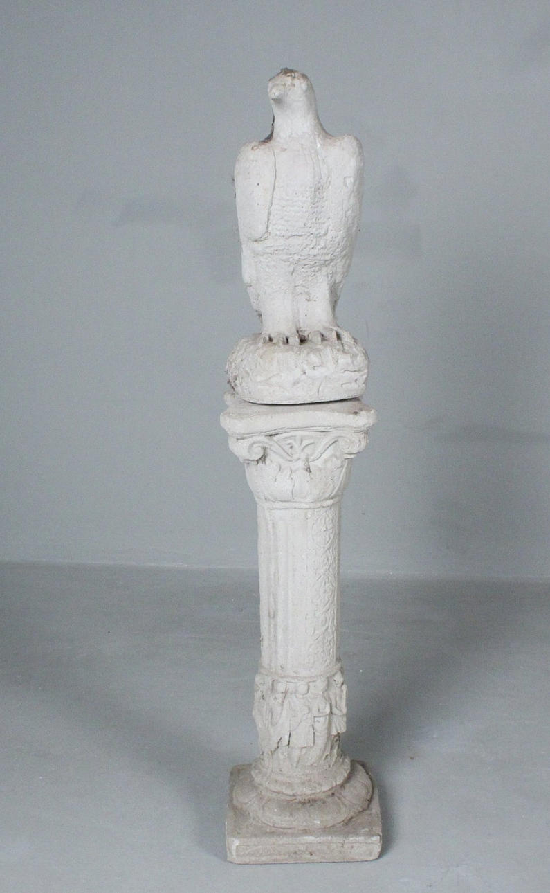 Springvandsfigur, ørn på piedestal (2).