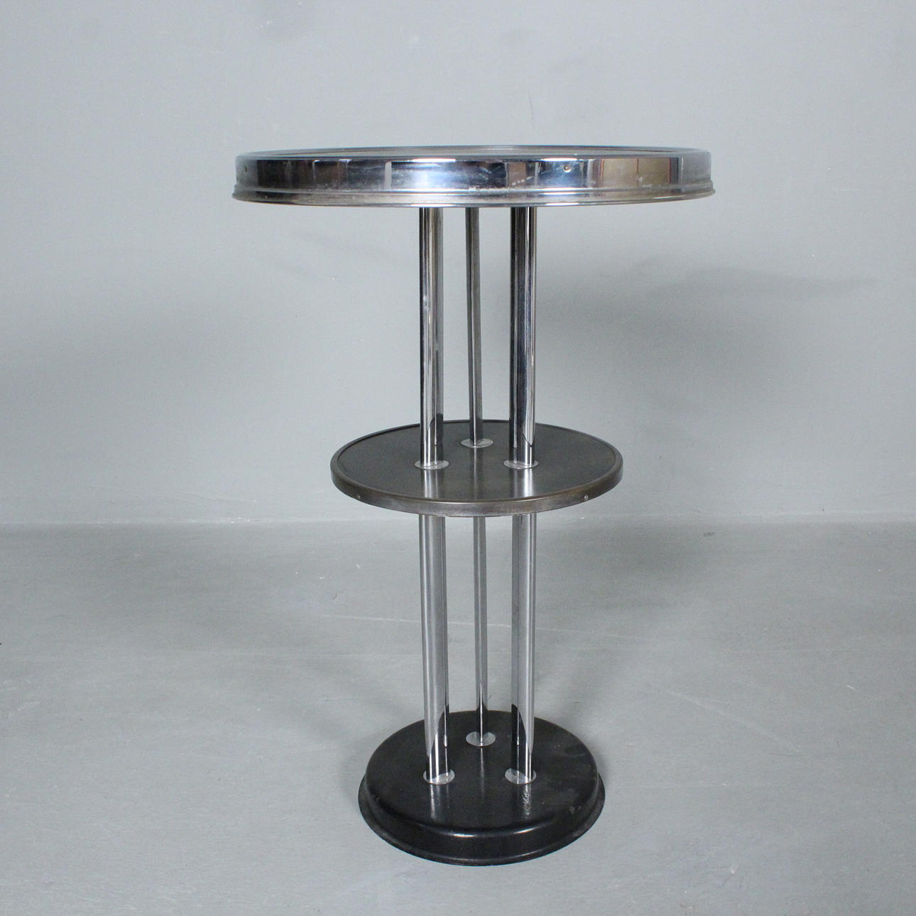 Beistelltisch im Stil des Bauhaus.