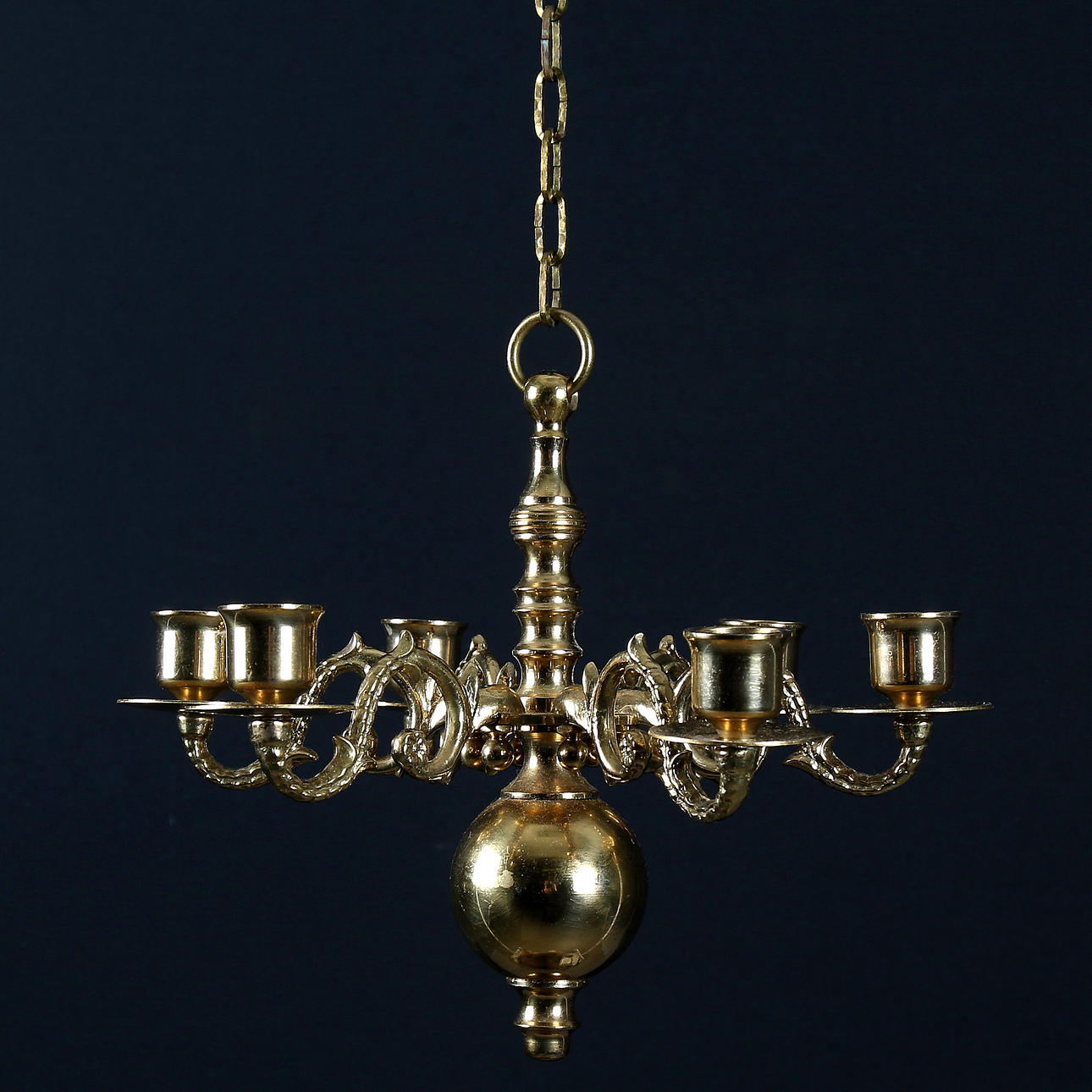 MALMKRONA, miniatyr, mässing. 1900-tal. Diameter 24 cm.