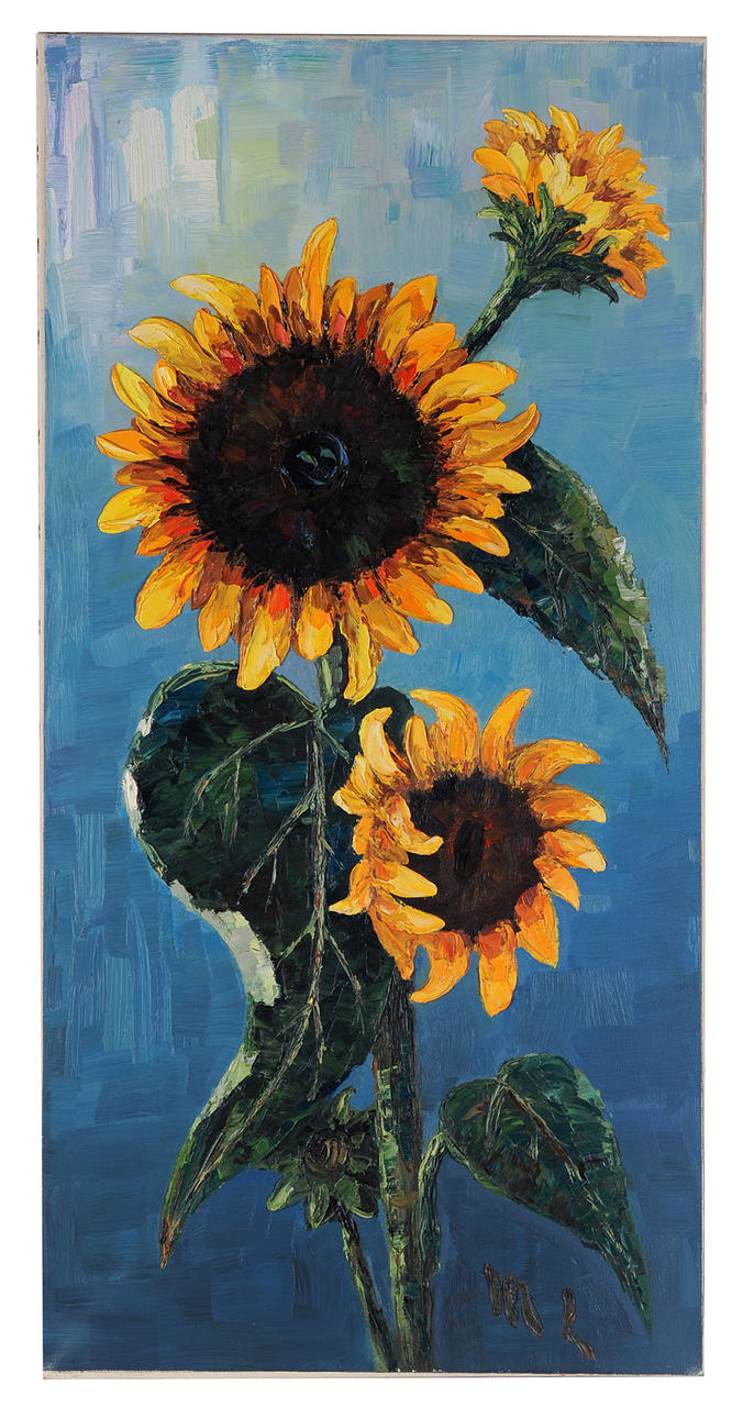 SIGNIERT ML. Solros blommar framför en blå himmel.