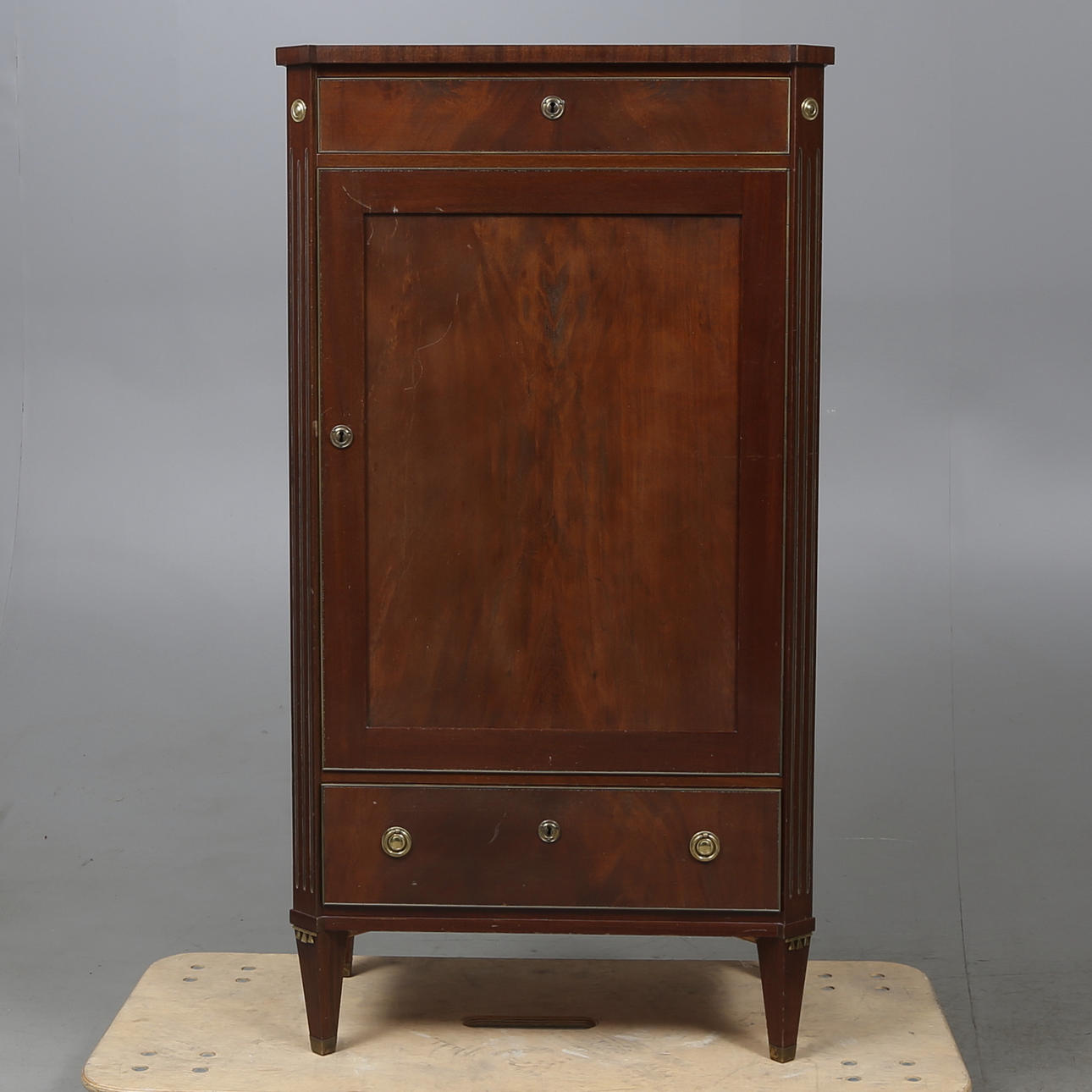 KLÄDSKÅP, sengustaviansk stil, 1900-tal.