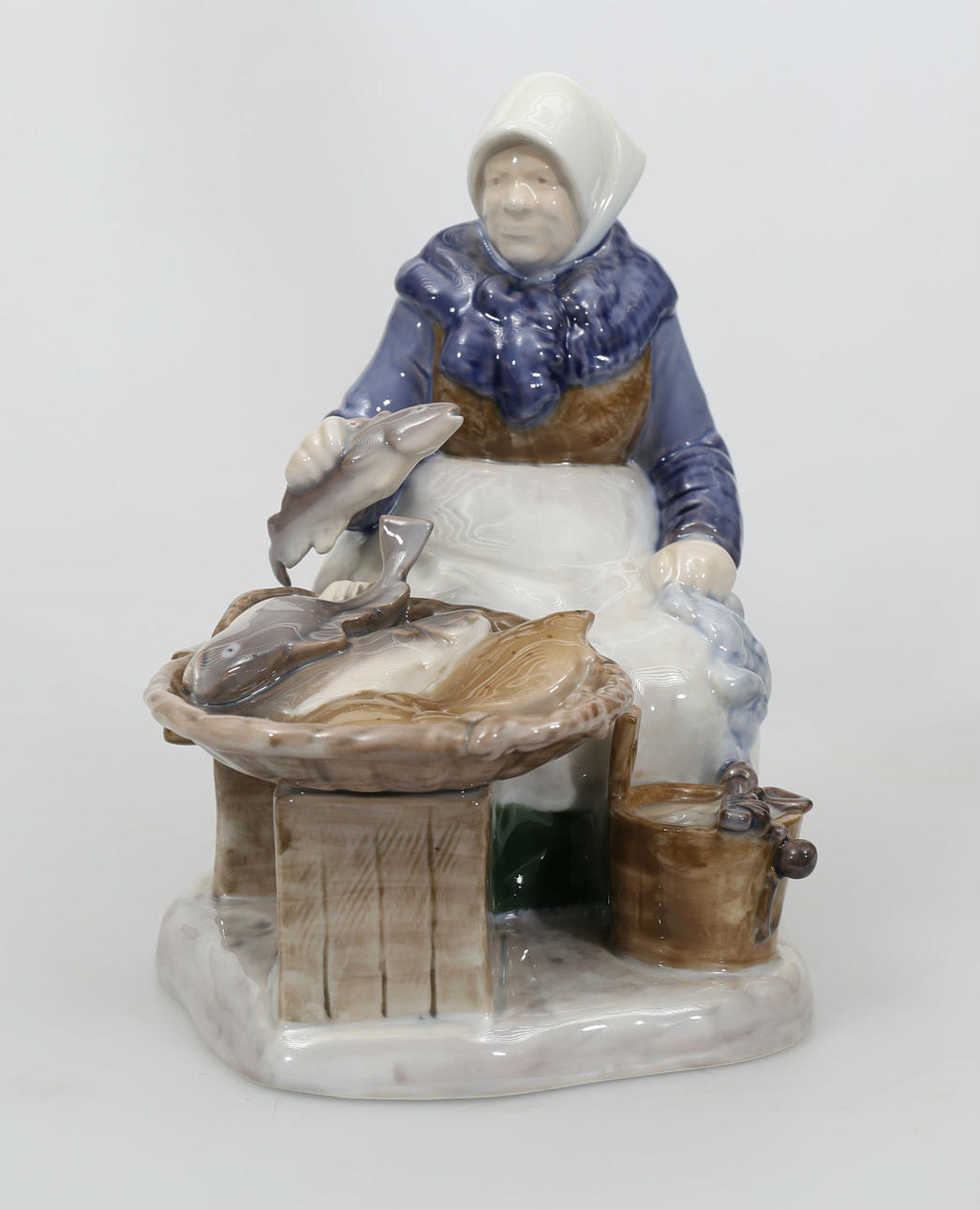 FIGURIN, porslin, Fiskargumma, nummer 2233, signerad HN, Bing & Gröndahl.