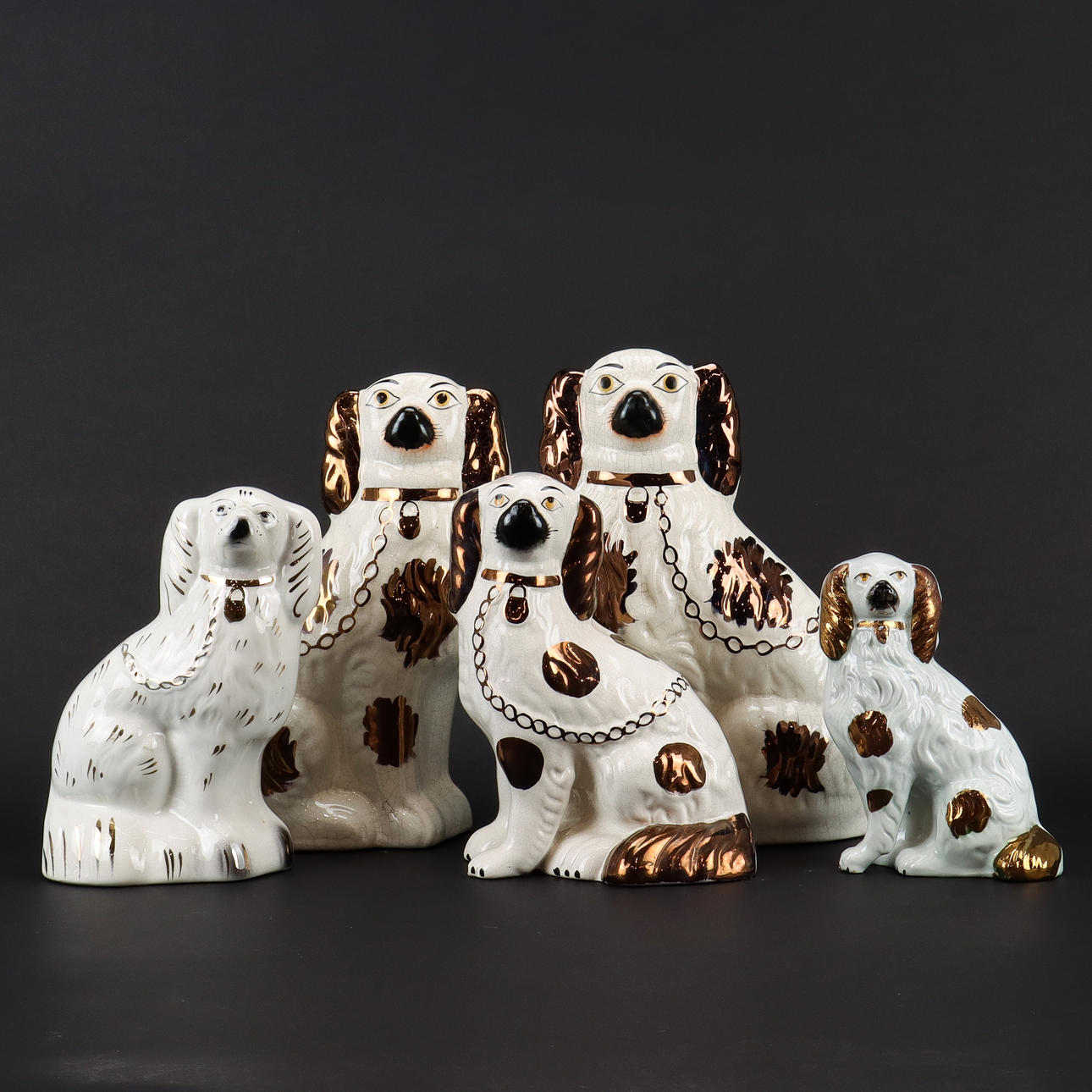 HUNDE 5 Stück, Porzellan.