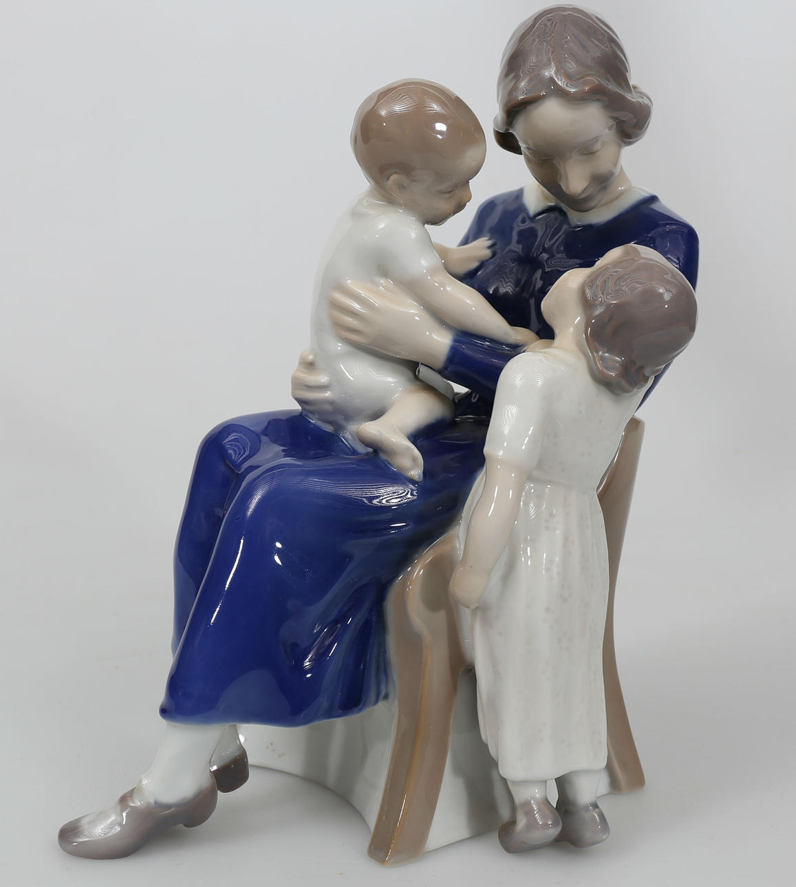 FIGURIN, porslin, Kvinna med barn, nummer 2262, signerad BN, Bing & Gröndahl.