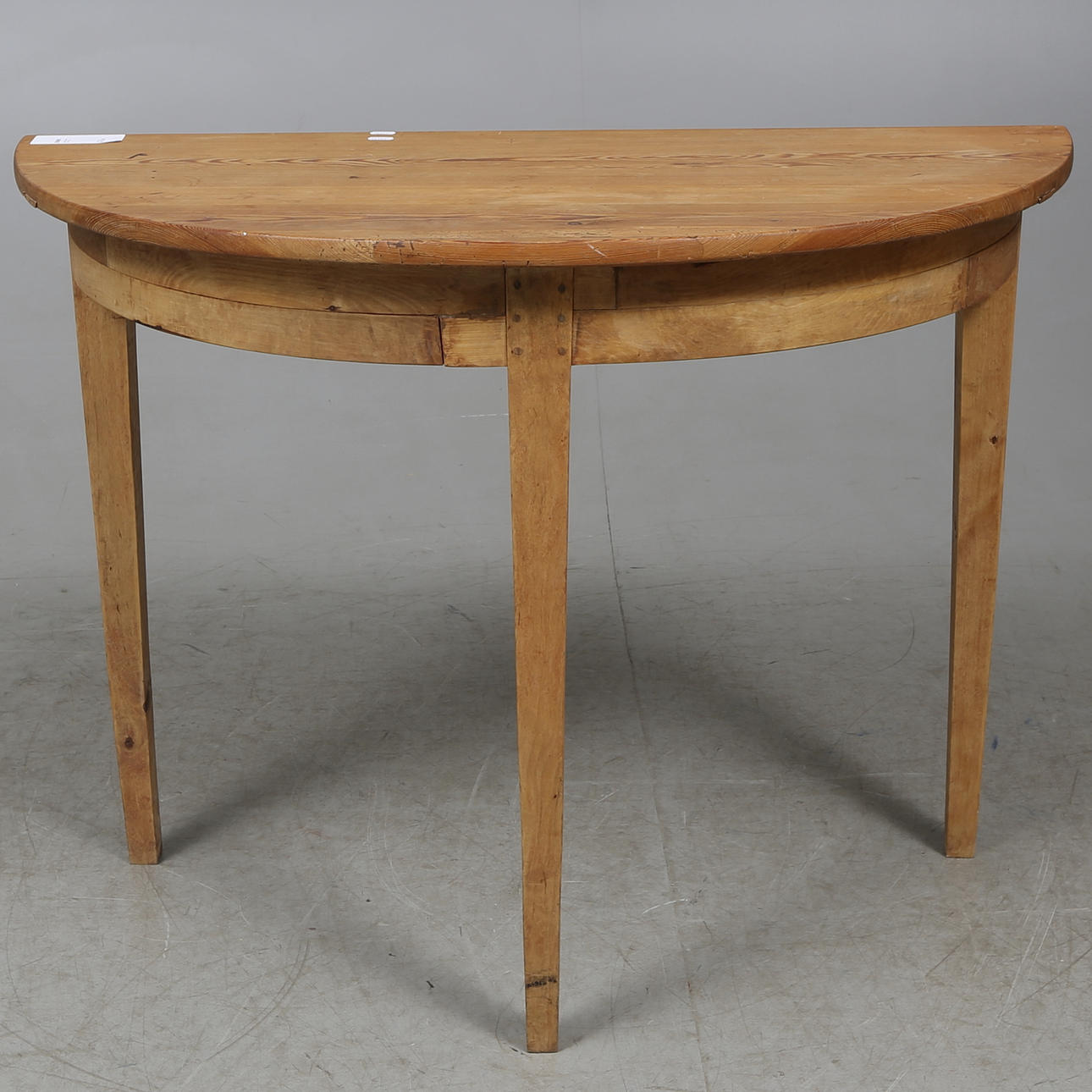 HALVMÅNEBORD, 1800-tal.