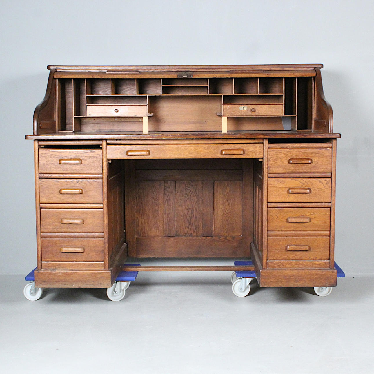 Rolltop-Schreibtisch.