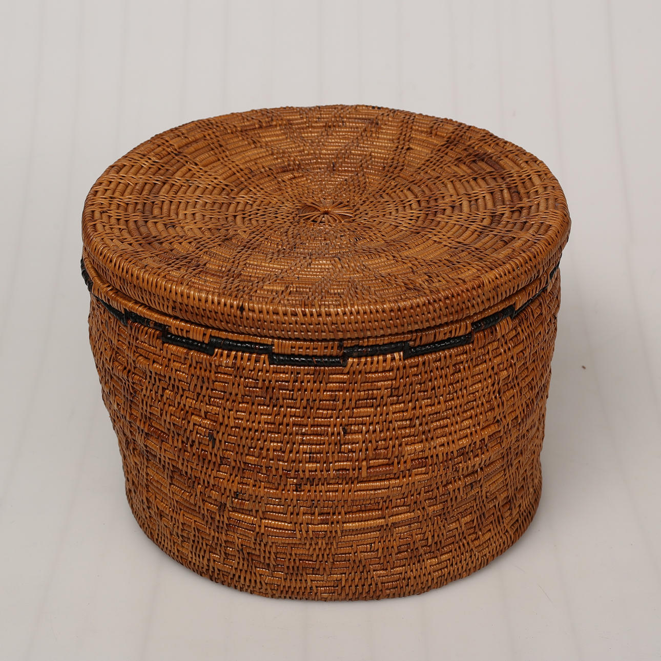 KORB MIT DECKEL, WURZELWERK.