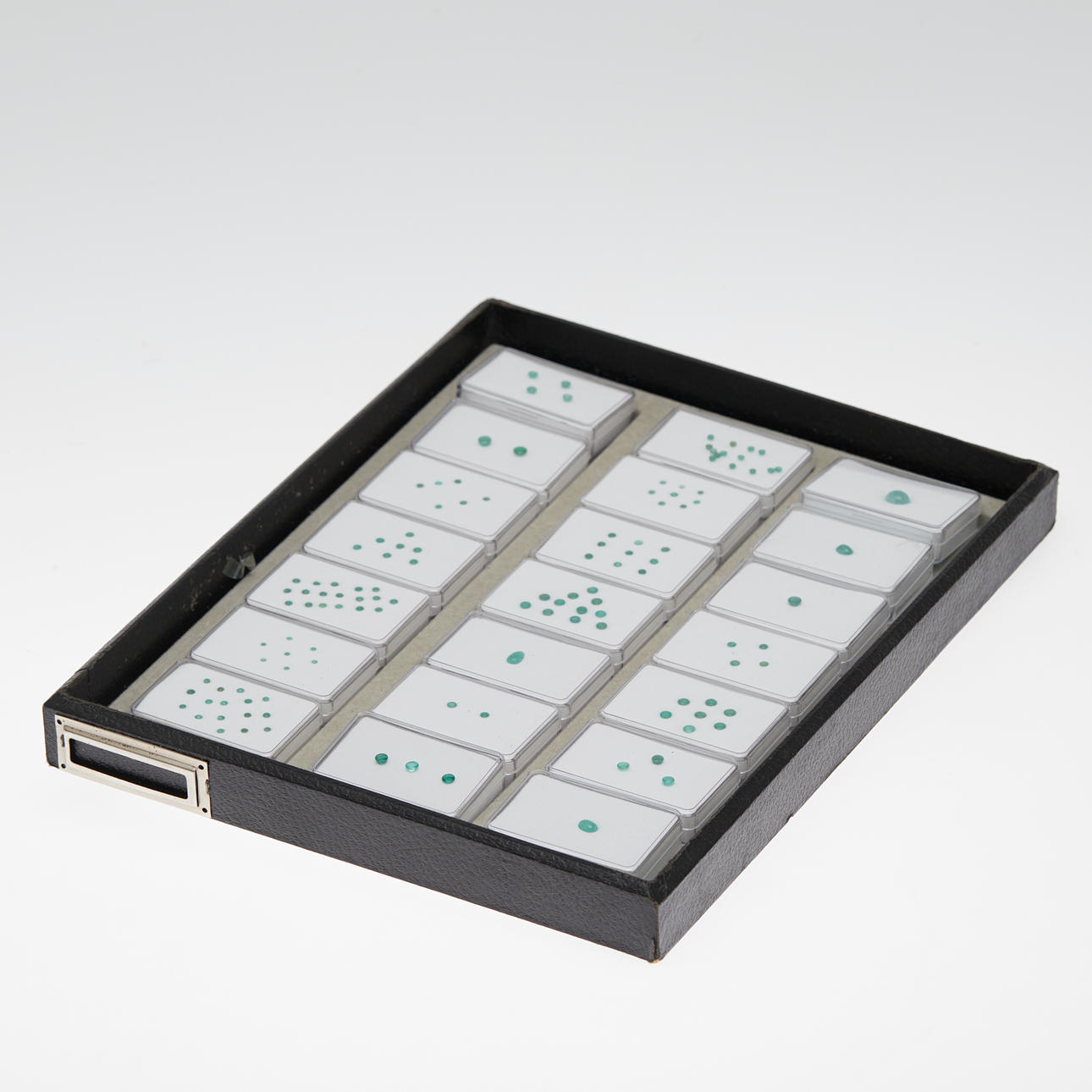 Un montón de esmeraldas sueltas.