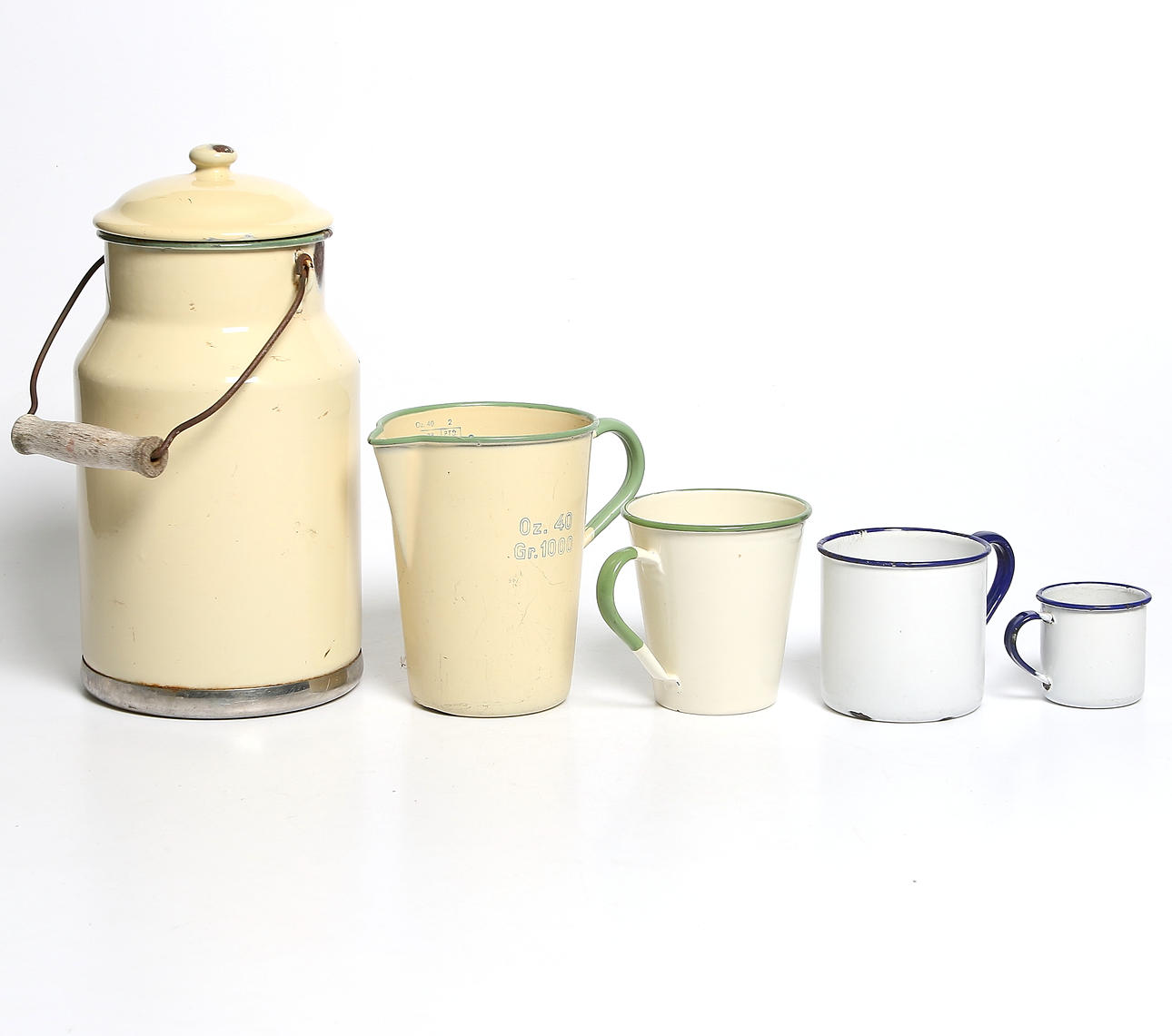KANNOR, MUGGAR samt MJÖLKHÄMTARE, 5 delar, emalj, Kockums, 1900-talets första hälft.