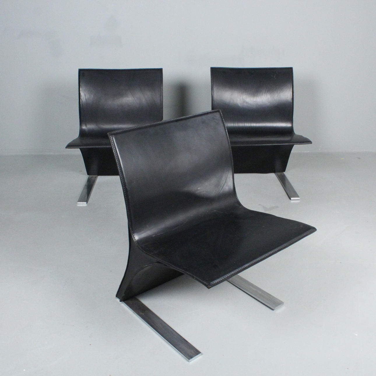 Tres sillones de cuero.