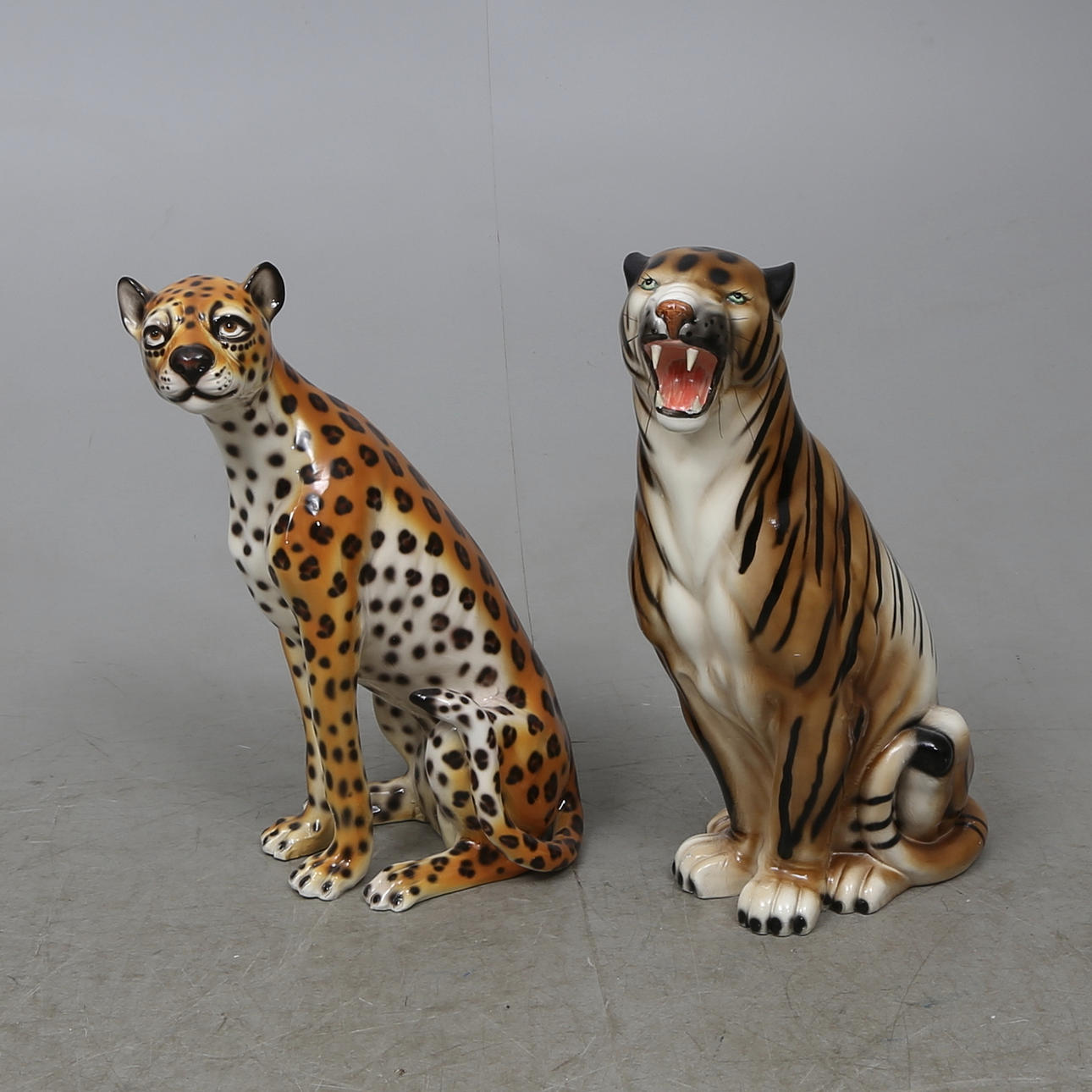 GOLVFIGURINER, 2 st, 1900-talets andra hälft.