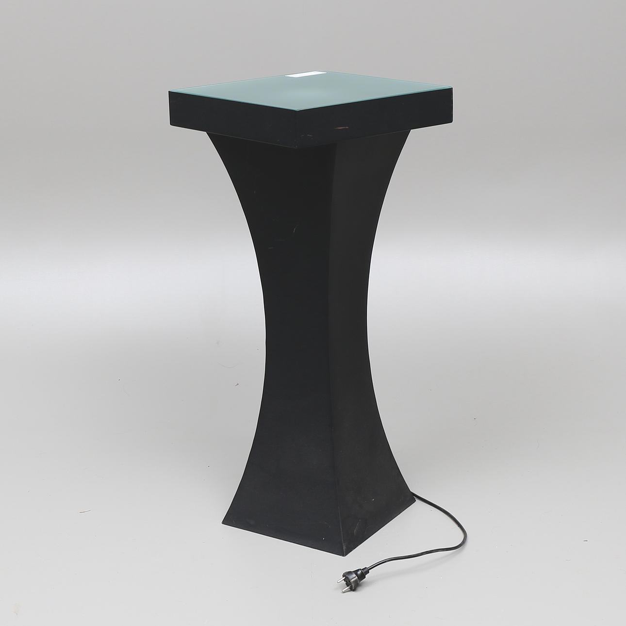 PIEDESTAL, metall med belysning under glasskiva.