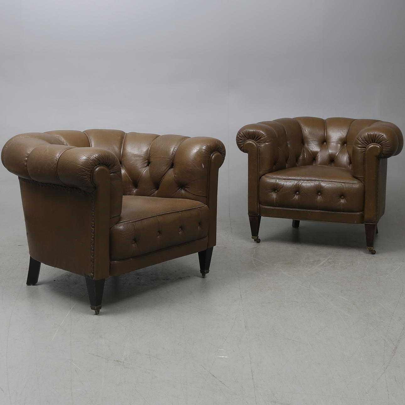 CLUBFÅTÖLJER, ett par, 1920/30-tal.