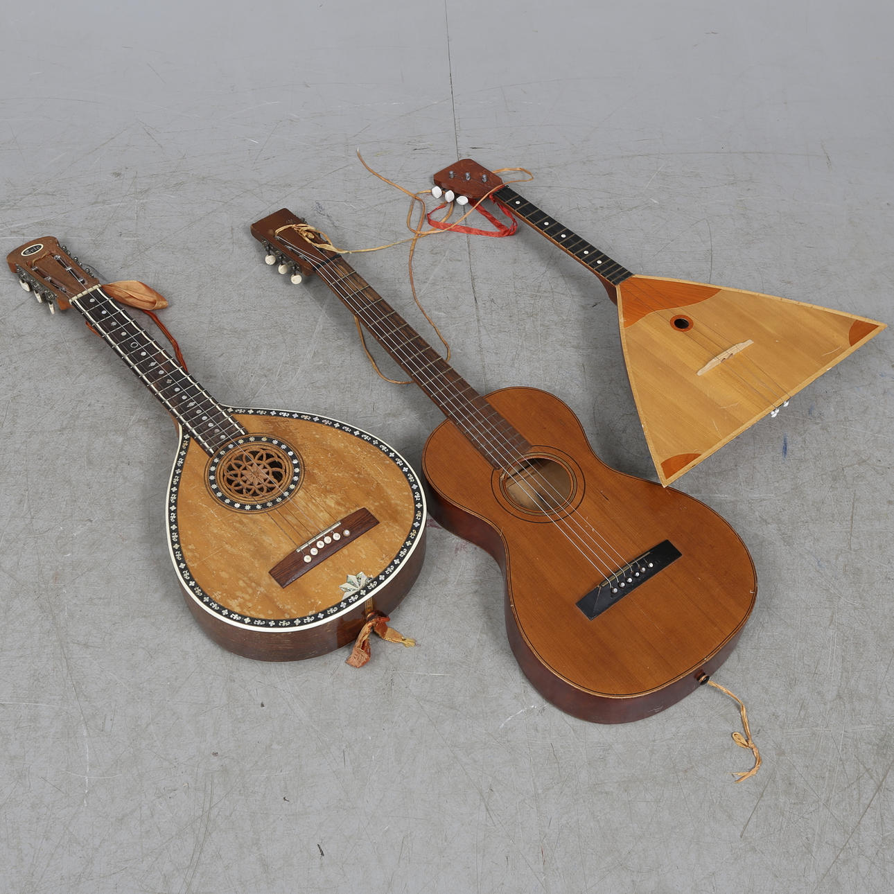 STRÄNGINSTRUMENT, 3 st, 1900-tal.