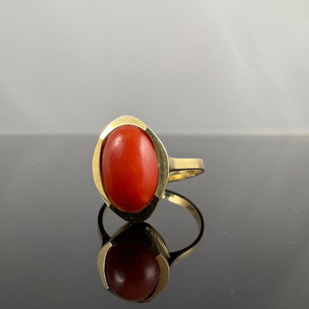 Korallenring aus Gelbgold.