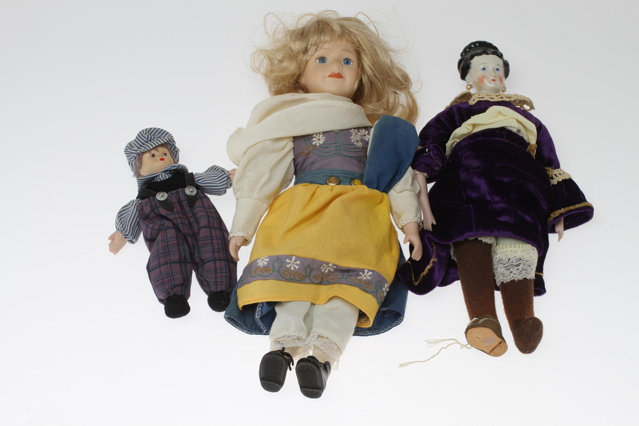 3 st Dockor, varav en med sverigedräkt. Porslin och tyg.