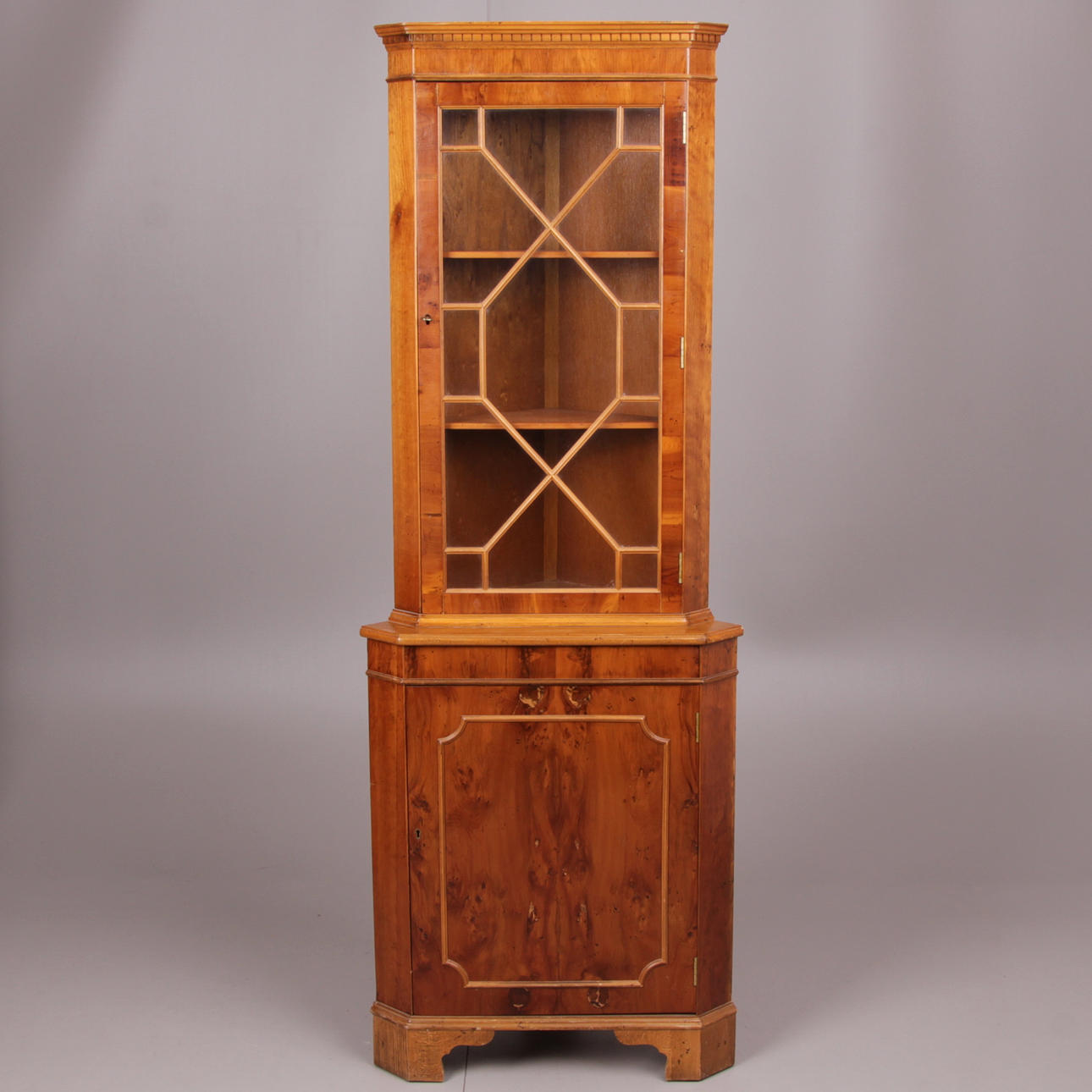 HÖRNSKÅP, 1900-talets andra hälft.