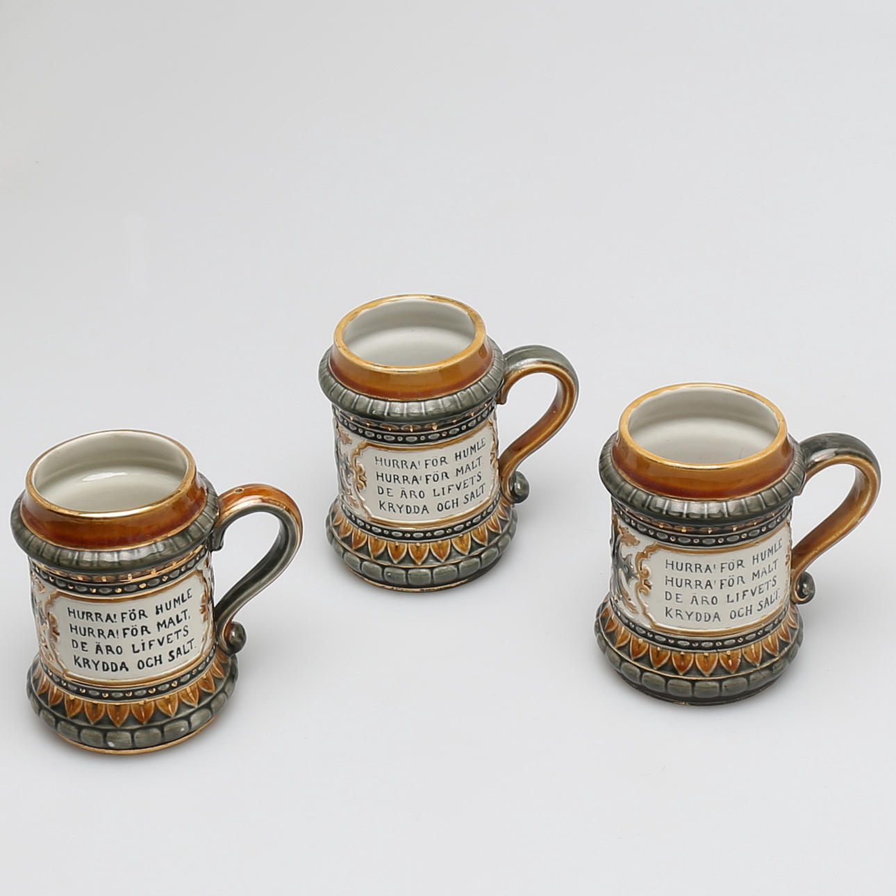 ÖLKRUS, majolika, 3 st, "Hurra! För humle..." Röstrand, 1900-talets första hälft.