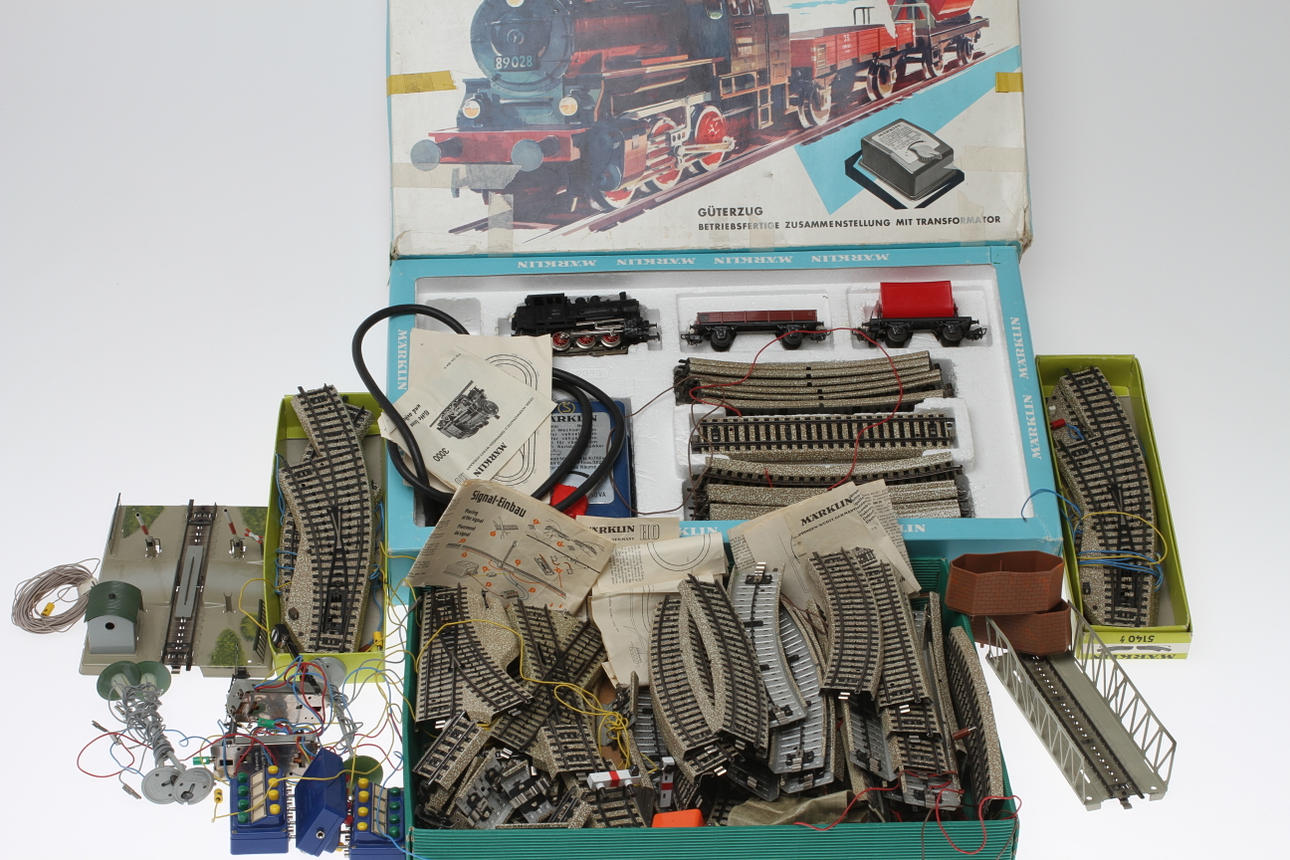 MODELLTÅG MÄRKLIN, startset 2966 i originalkartong, räls , växlar, signaler med mera.