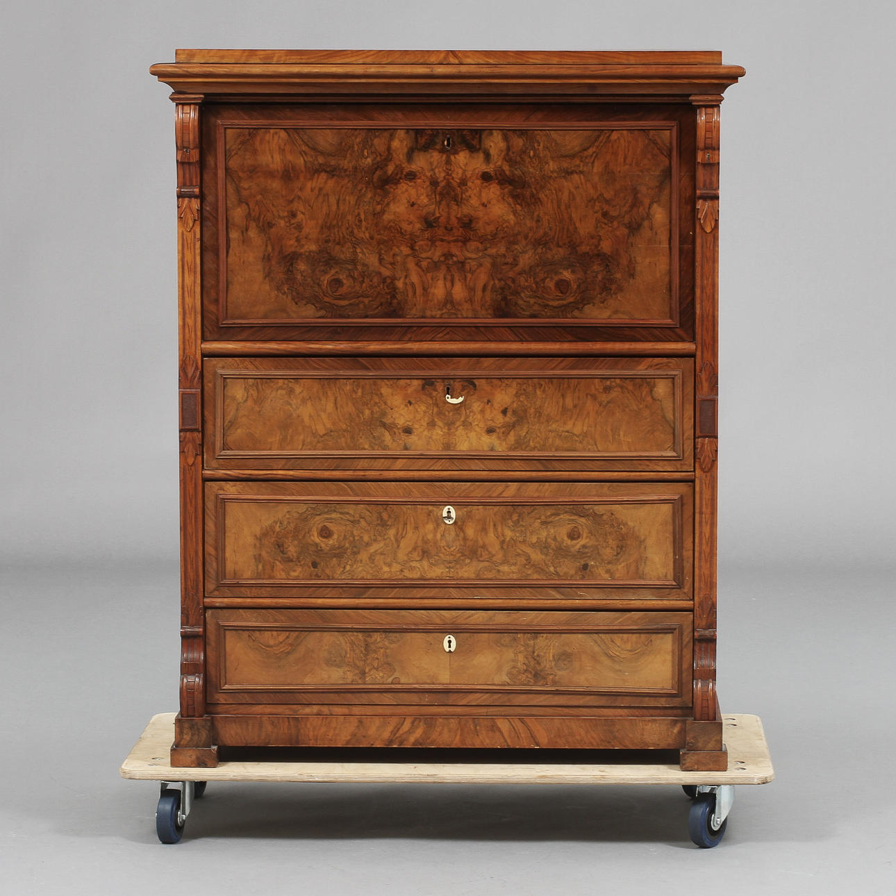 CHIFFONIER, 1900-tal.