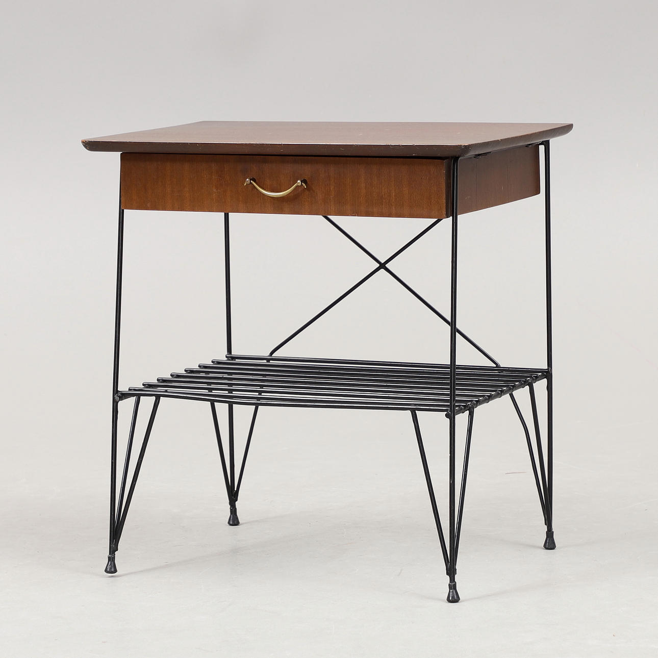 TIDNINGSBORD/SIDOBORD, stringmodell, 1900-talets mitt.