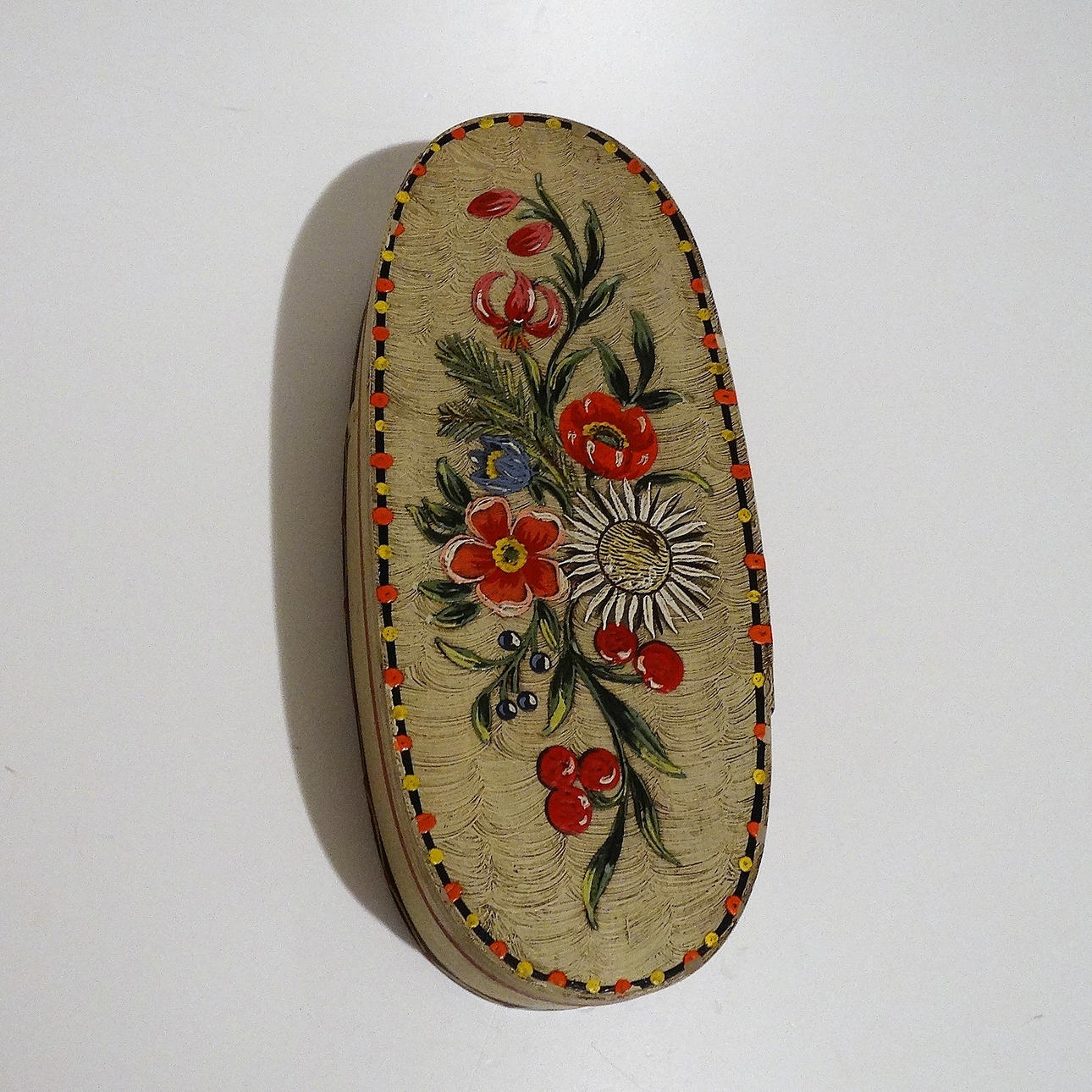 BEMALTE HOLZSCHACHTEL, HANDARBEIT, UM 1970.