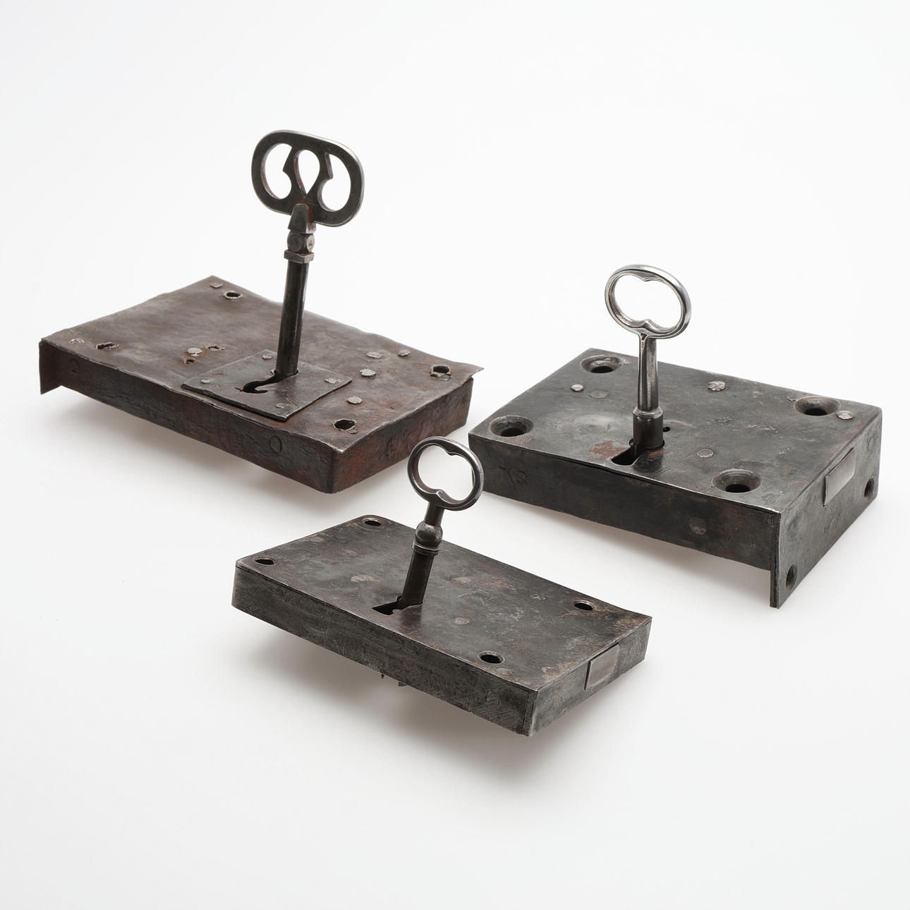 3 STÜCK ROBUSTE ANTIKE TÜRSCHLÖSSER MIT SCHLÜSSEL.