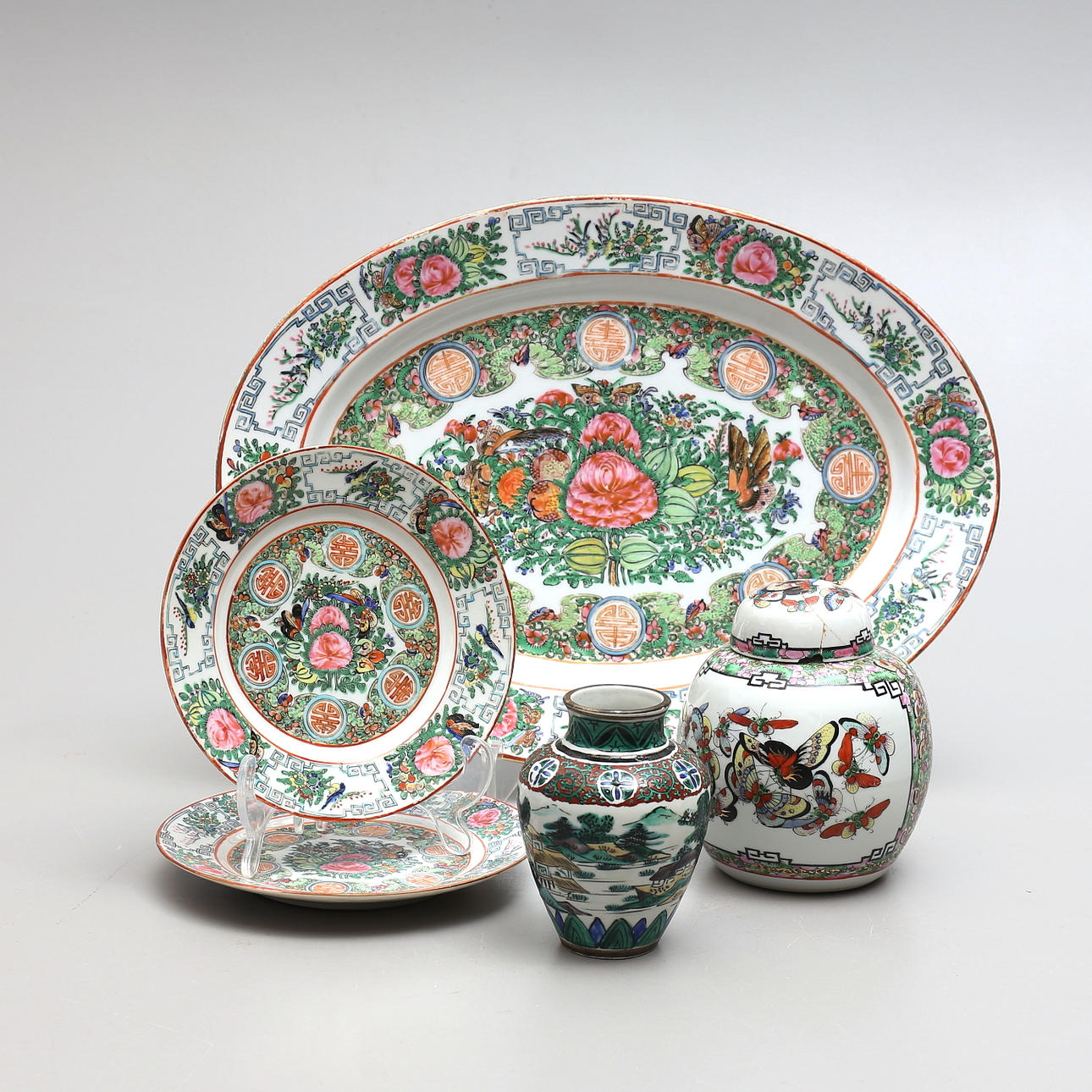 OBJETOS DE PORCELANA, 5 piezas, China.