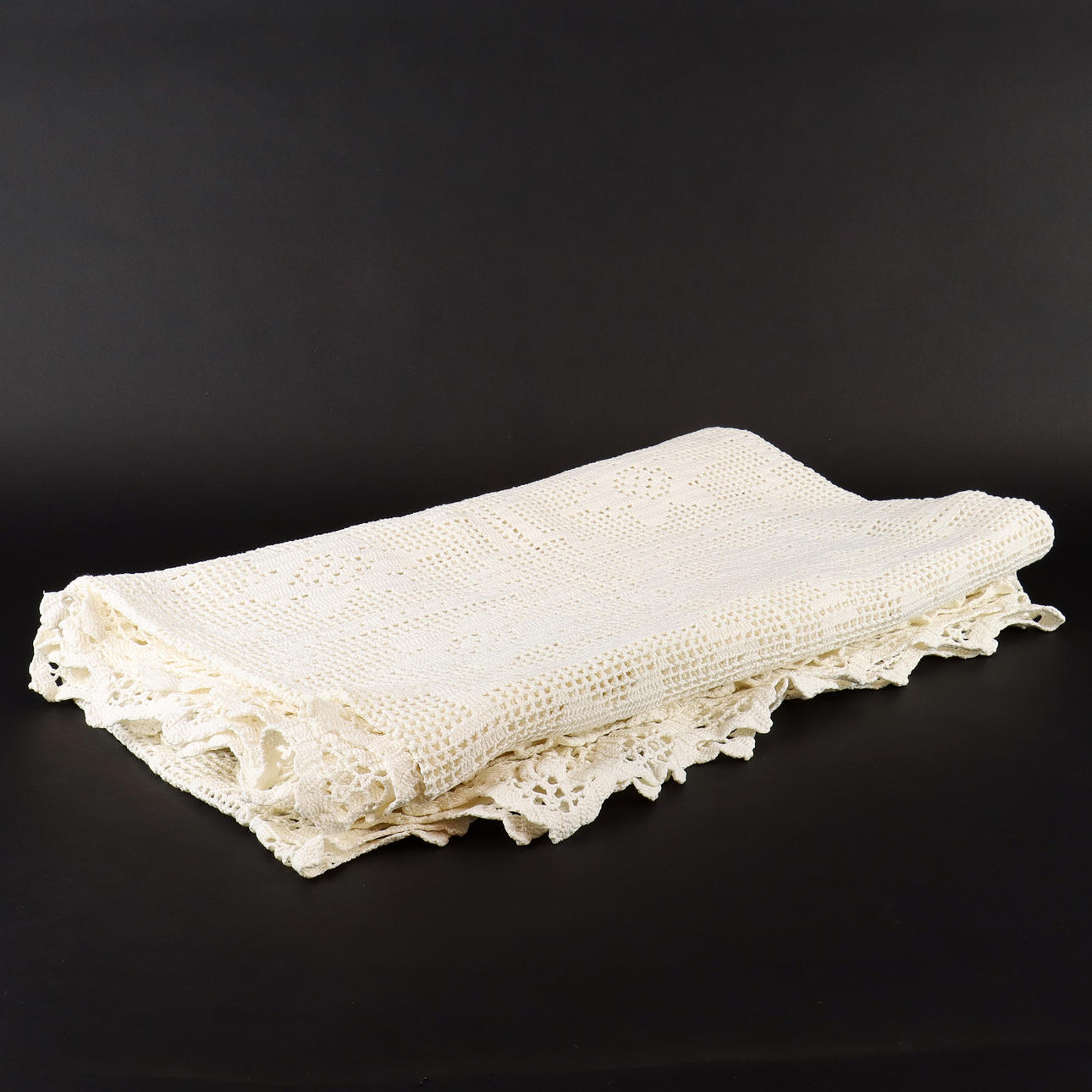 TAGESDECKE gehäkelt.