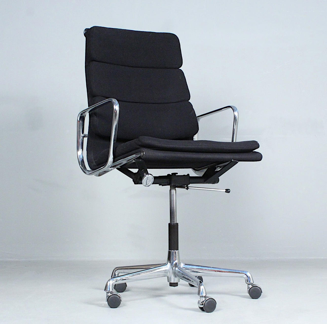 CHARLES & RAY EAMES til VITRA. Kontorstol, model 'EA219 Soft Pad'.