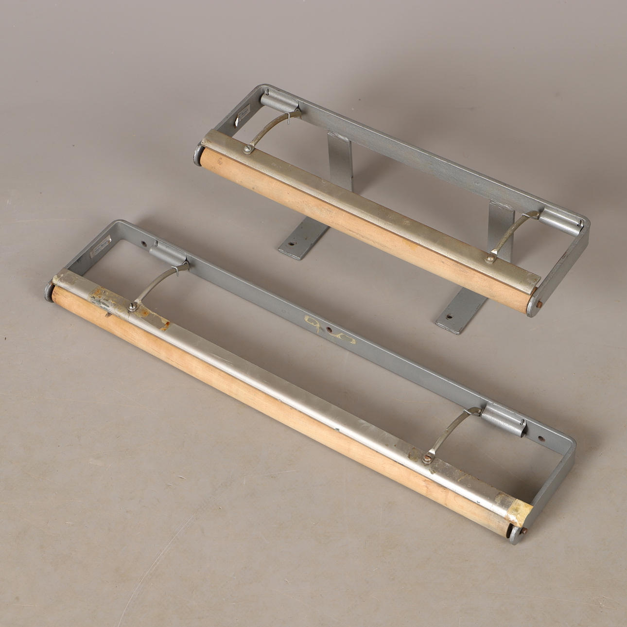 PRESENTPAPPERSHÅLLARE, 2 stycken, Ystad metall.