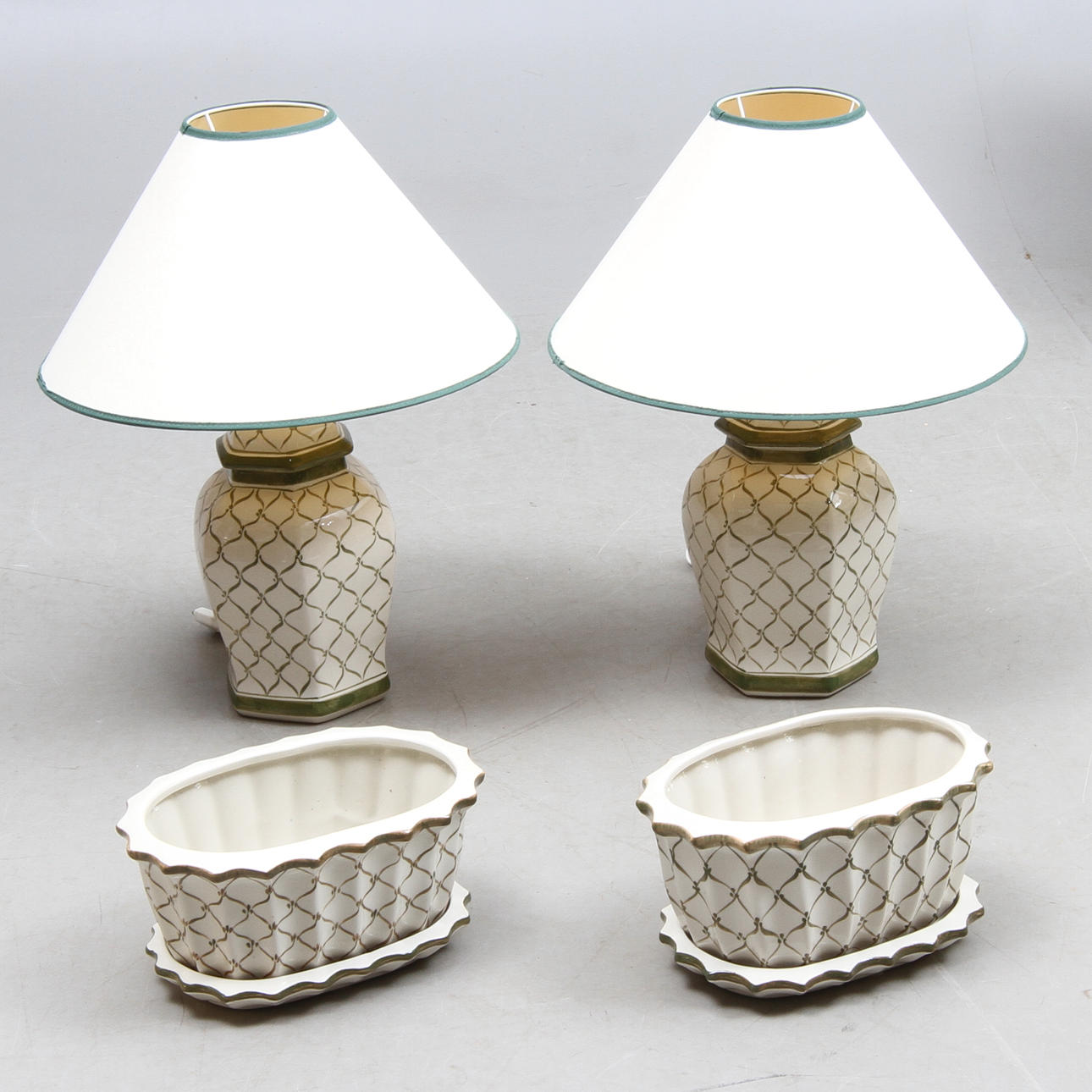 BORDSLAMPOR samt YTTERFODER, 2 + 2, porslin, 1900/2000-tal.