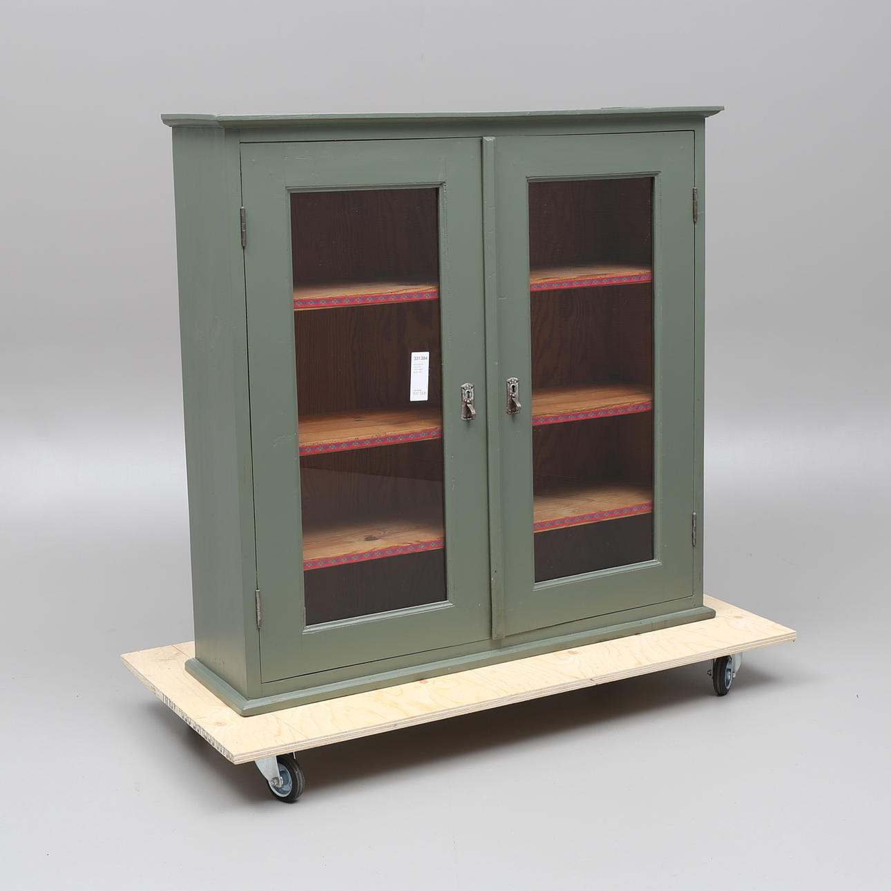 VÄGGSKÅP med vitrin, 1900-talets första hälft.