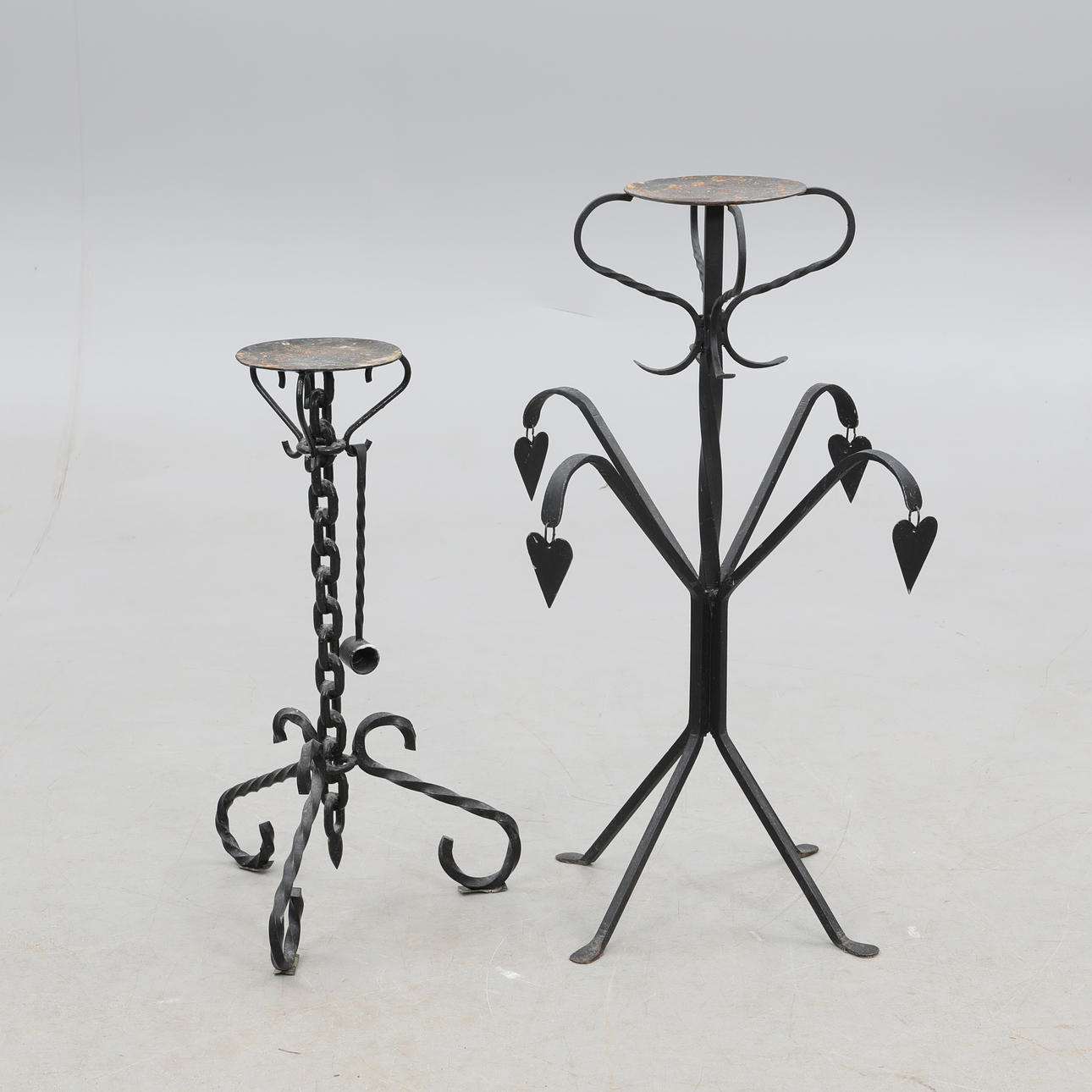 Un par de candelabros de suelo.