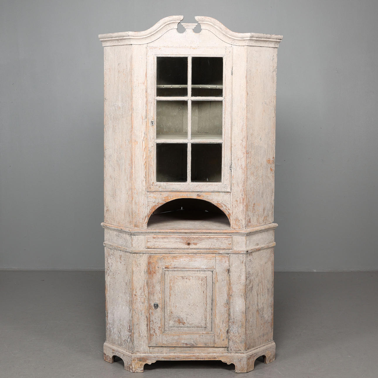 A corner cabinet, painted wood, Rococo, 18th century.
