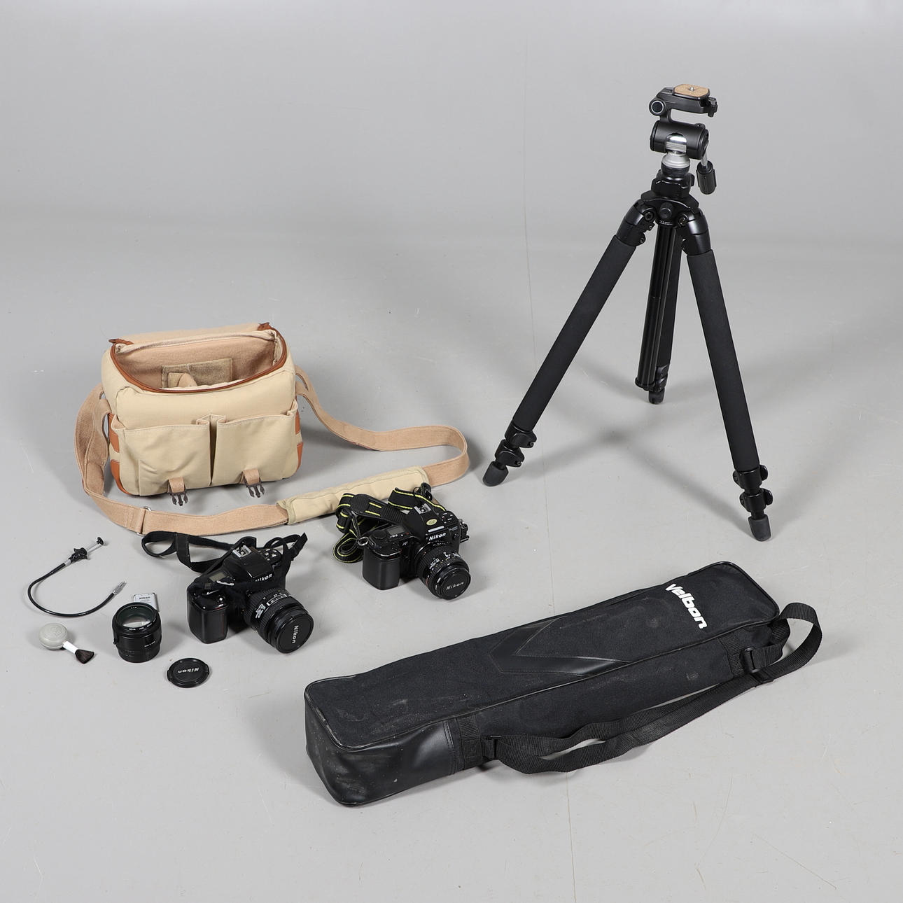 TVÅ NIKON-KAMEROR OCH TILLBEHÖR.