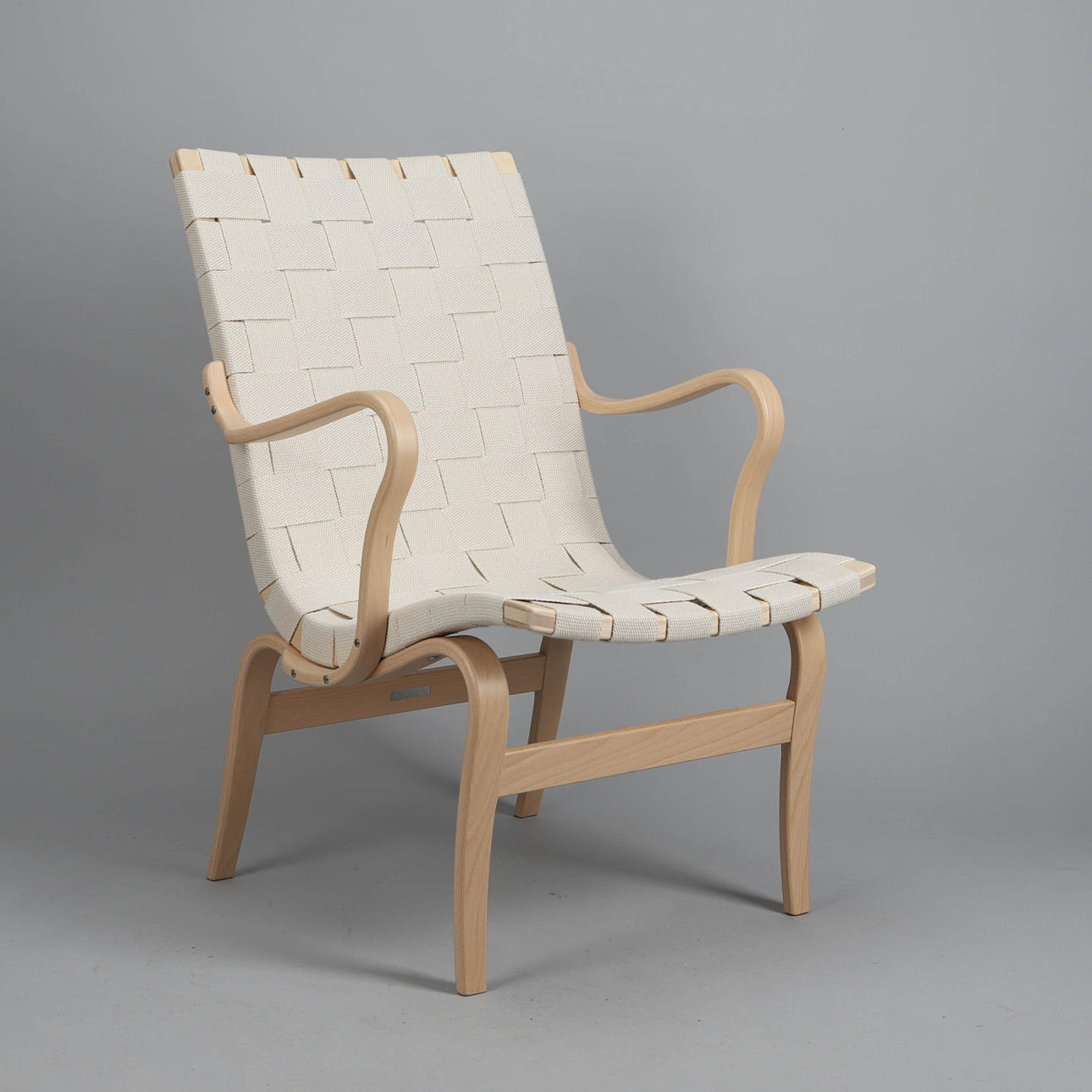 BRUNO MATHSSON. Lænestol „Eva“, bog, Bruno Mathsson International.